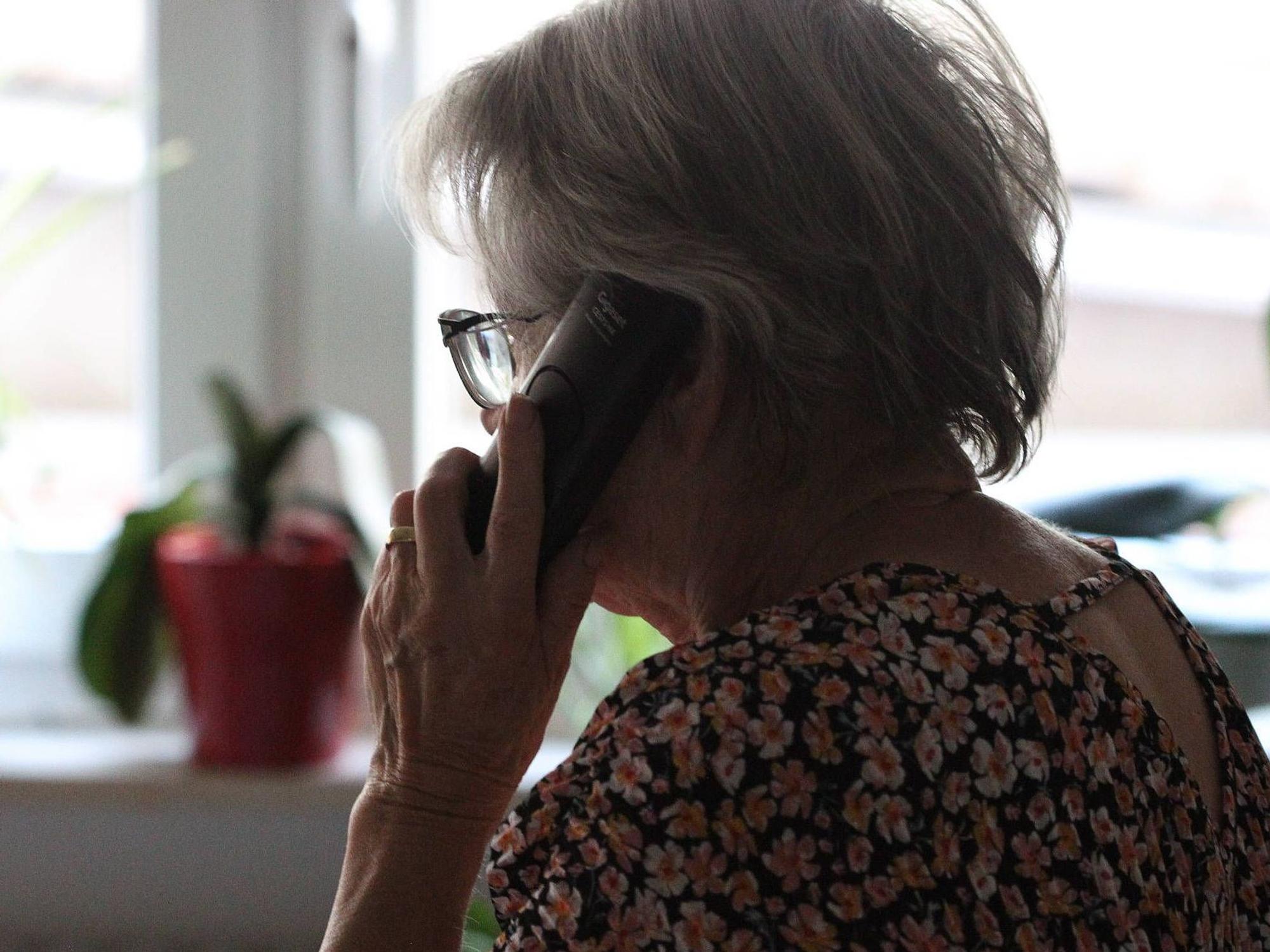 Seniorin am Telefon.
