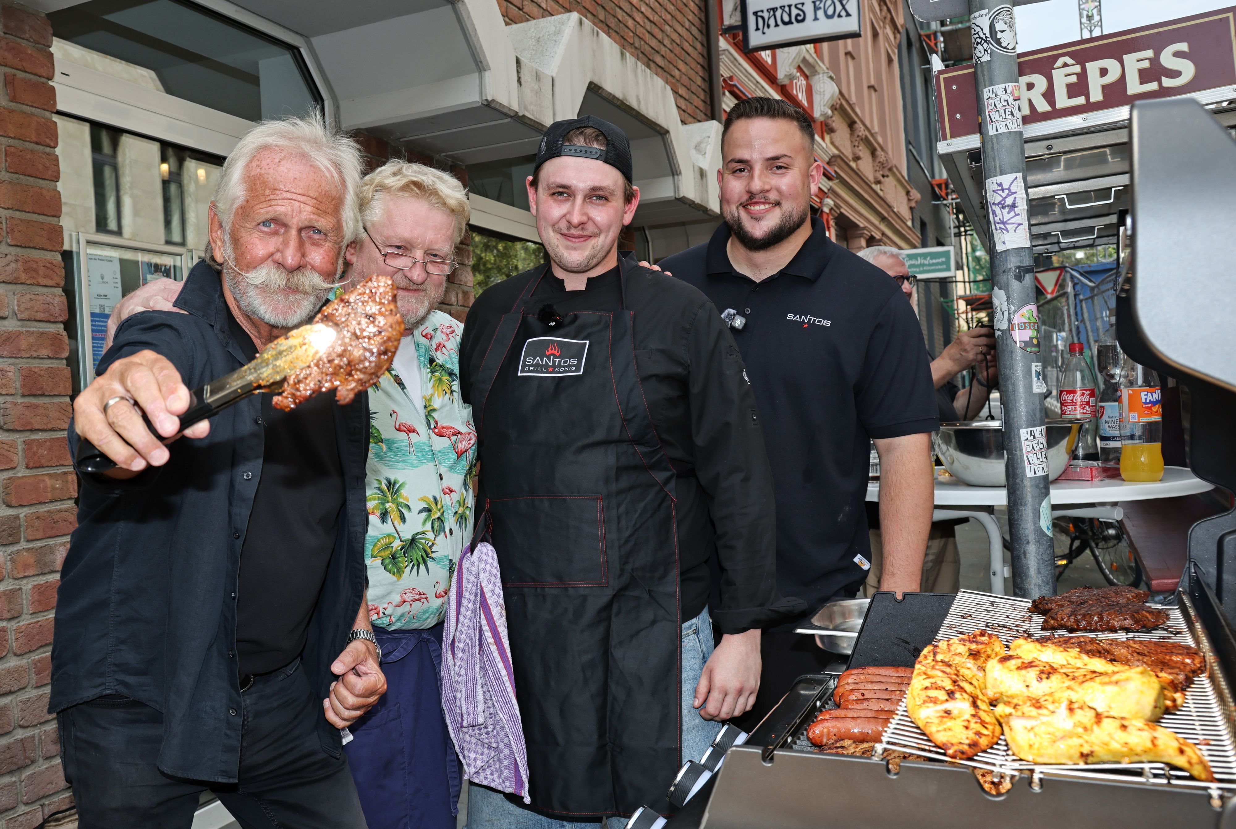 Henning Krautmacher steht beim Sommerfest am Grill.
