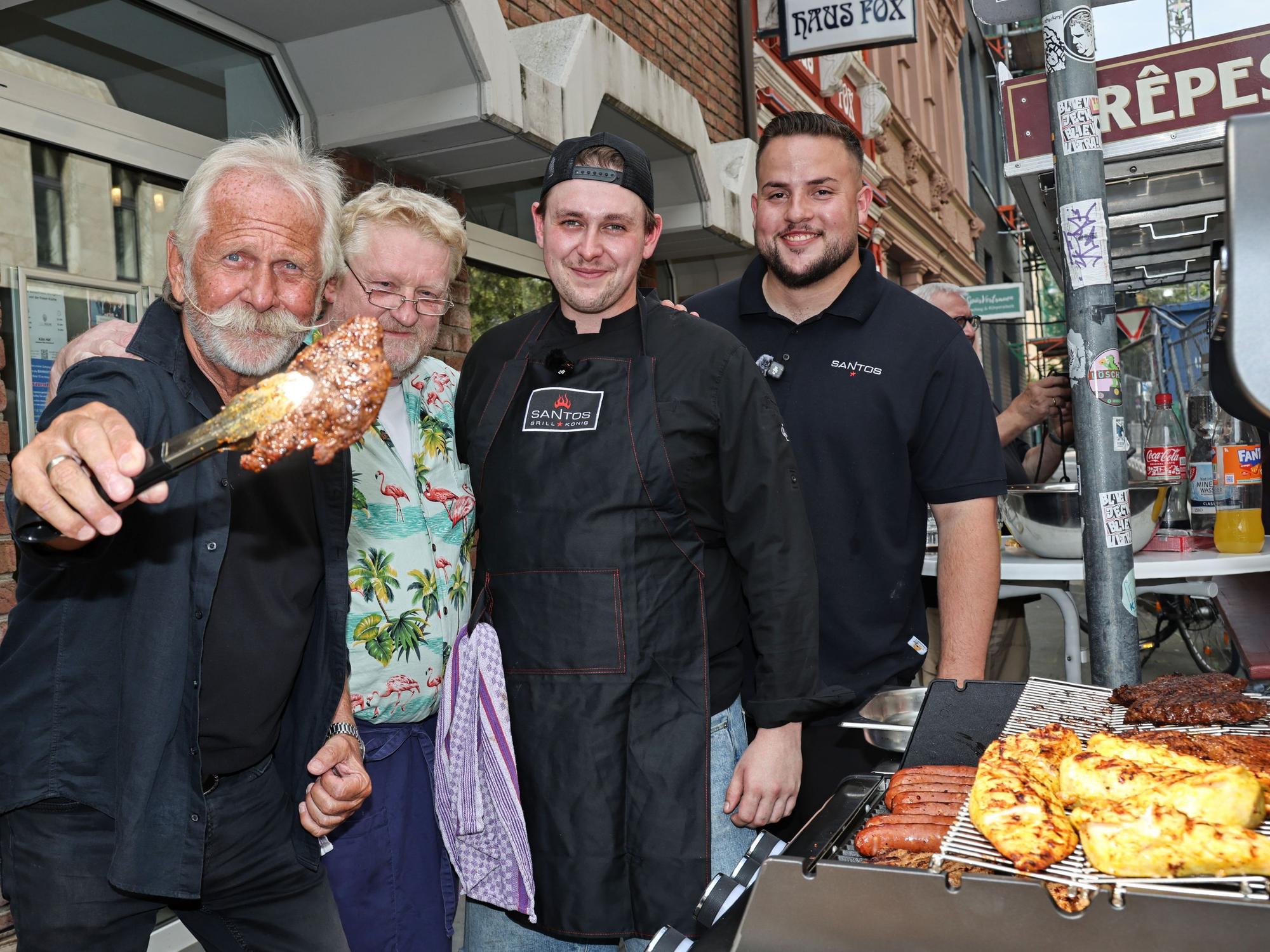 Henning Krautmacher steht beim Sommerfest am Grill.