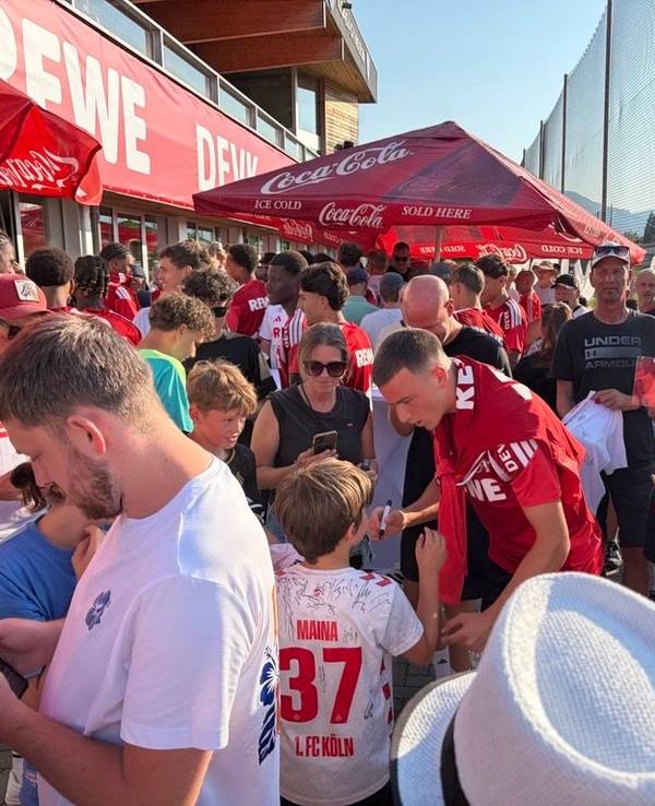 Said El Mala schreibt fleißig Autogramme für die Fans.