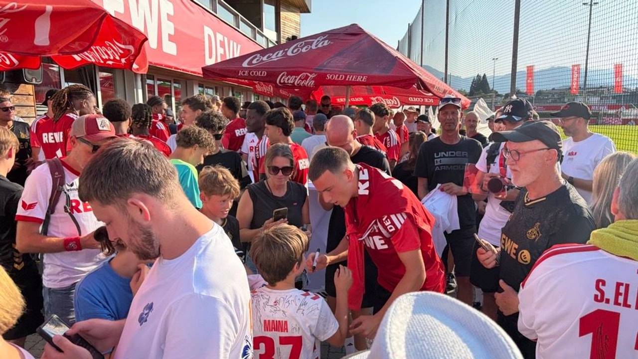 Said El Mala schreibt fleißig Autogramme für die Fans.