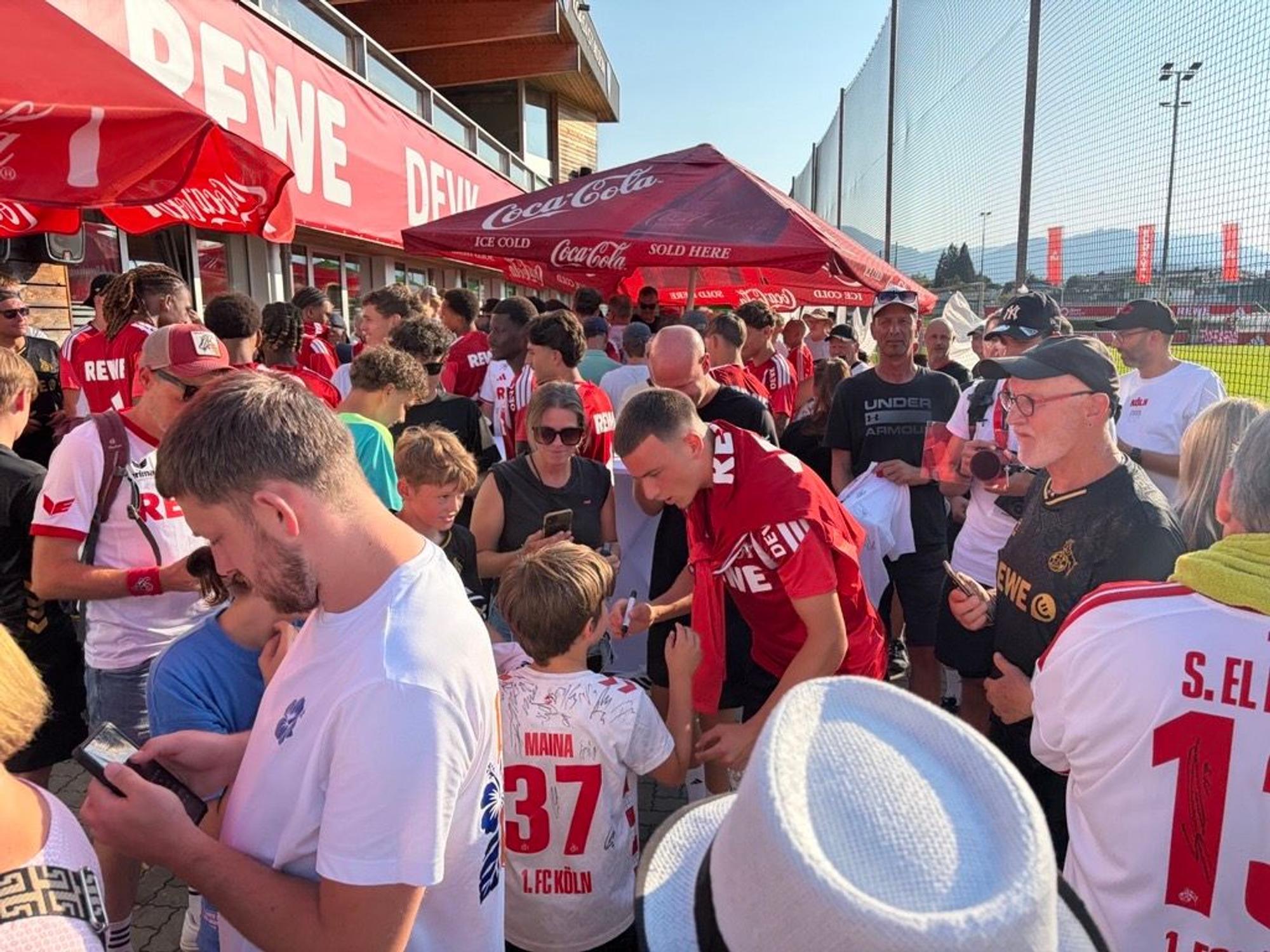 Said El Mala schreibt fleißig Autogramme für die Fans.