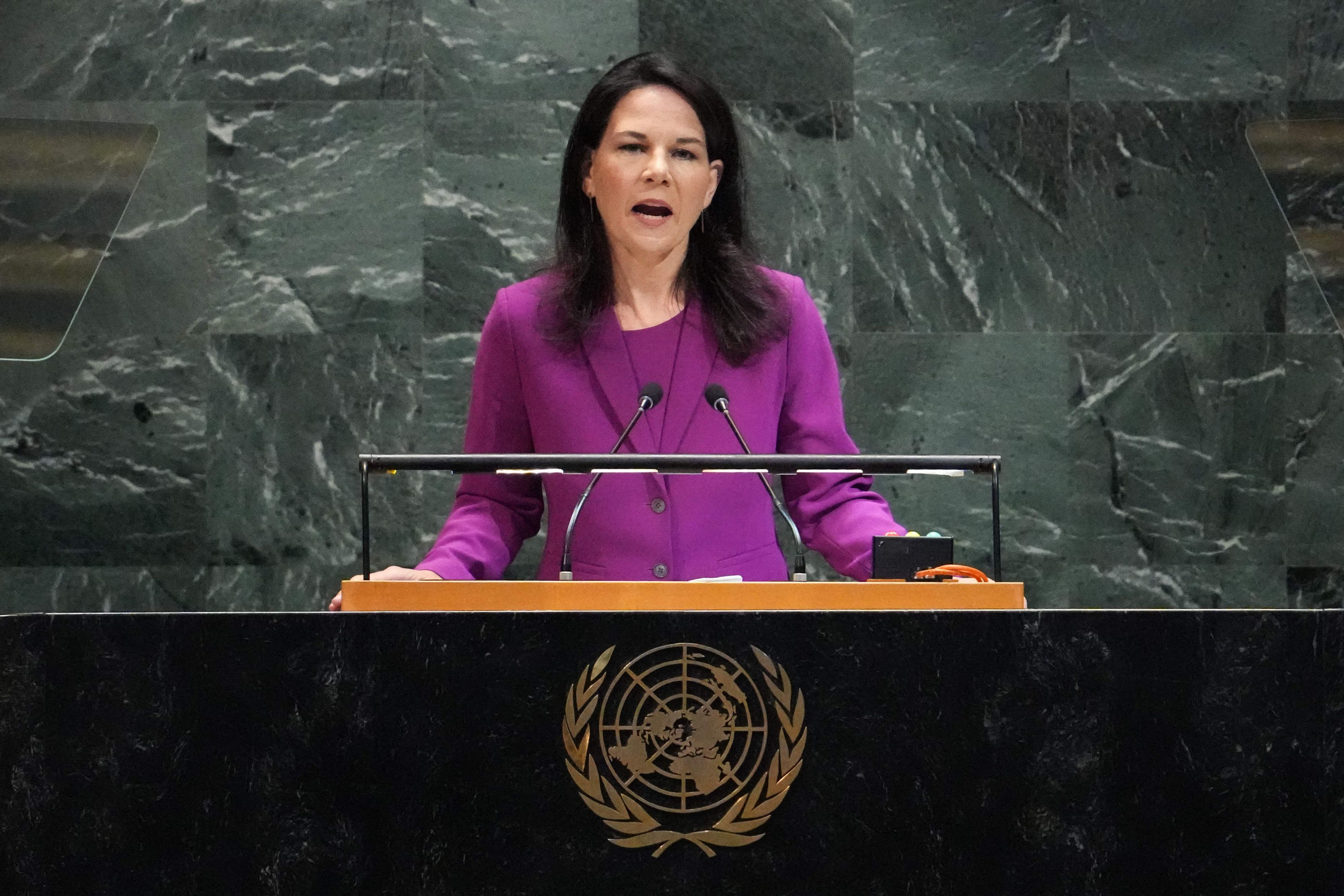 Annalena Baerbock spricht in ein Mikro.