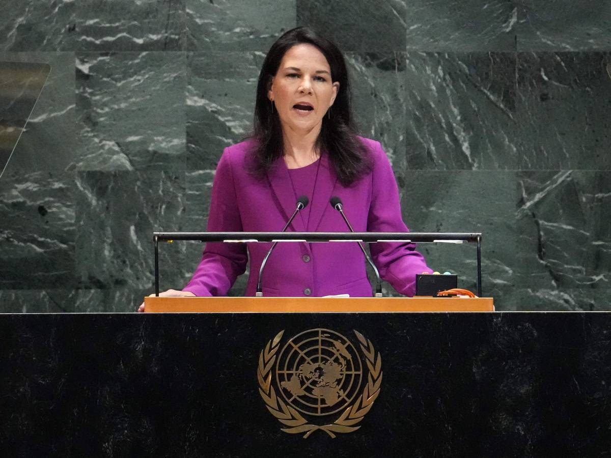 Annalena Baerbock spricht in ein Mikro.