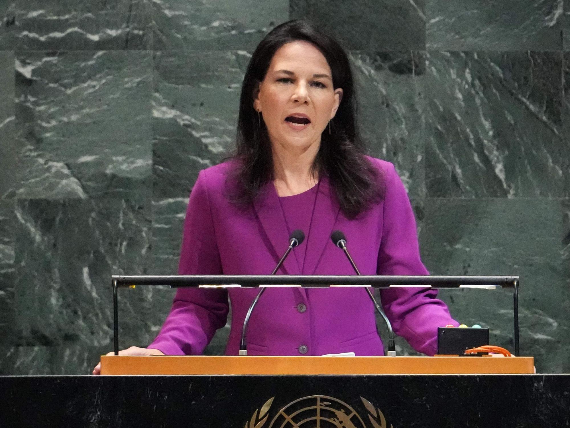 Annalena Baerbock spricht in ein Mikro.