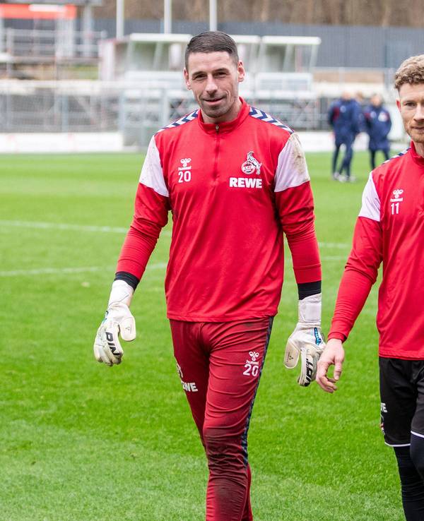 Philipp Pentke (l.) und Florian Kainz gehen gemeinsam über den Trainingsplatz.