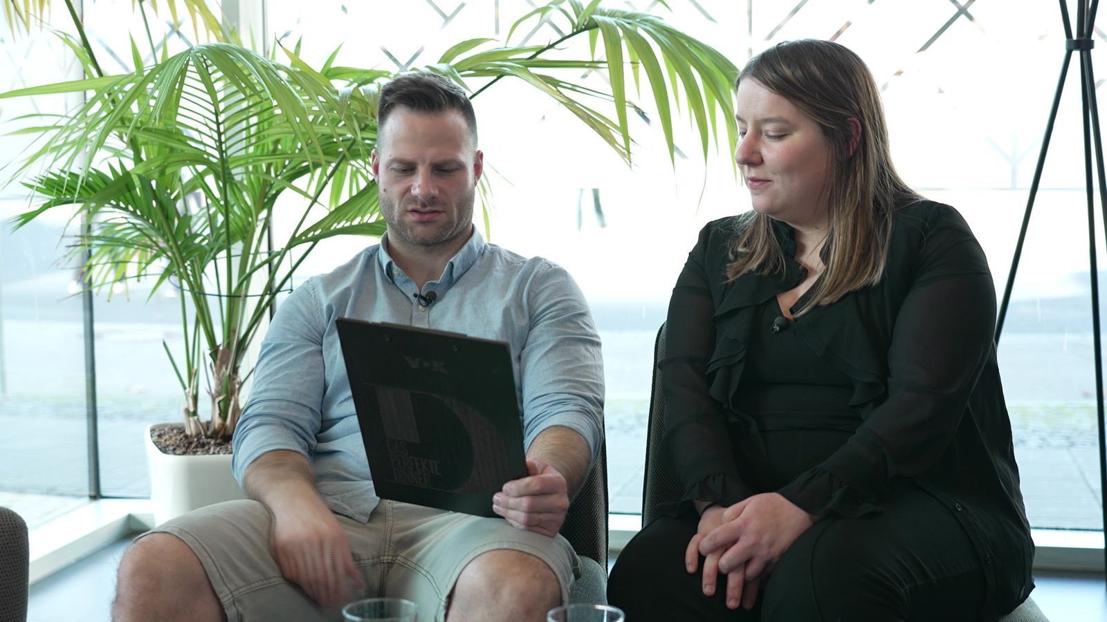 Wird Fisch-Skeptiker Kevin mit Julias Hauptspeise glücklich werden? Michelle ist da optimistisch.  (Bild: RTL)