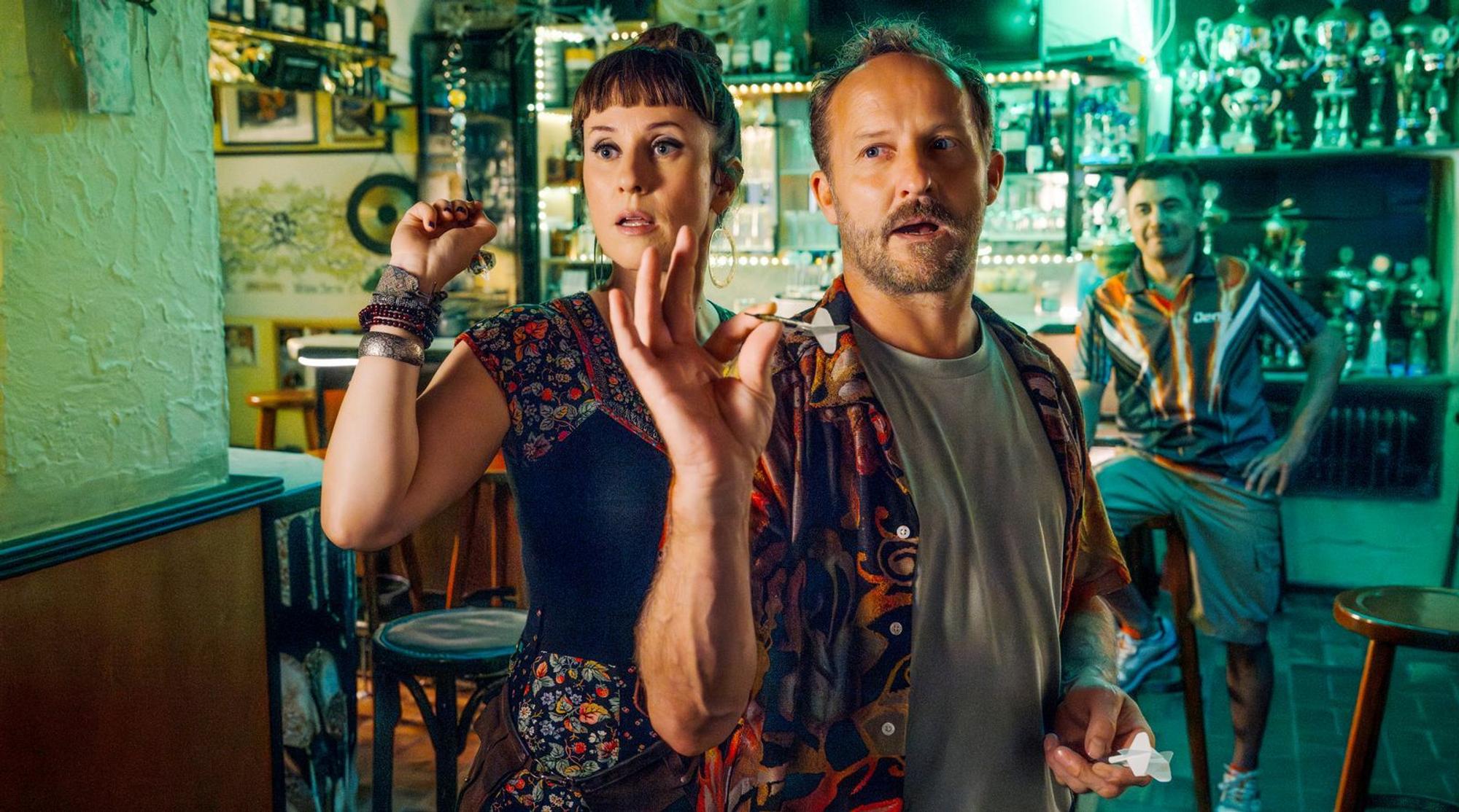 In der Bar von Deniz (Ercan Karacayli, rechts) kommen sich Frau Schröder (Marlene Morreis) und Eddie (Maximilian Brückner) näher. (Bild: ARD Degeto Film/new!move films/Hendrik Heiden)