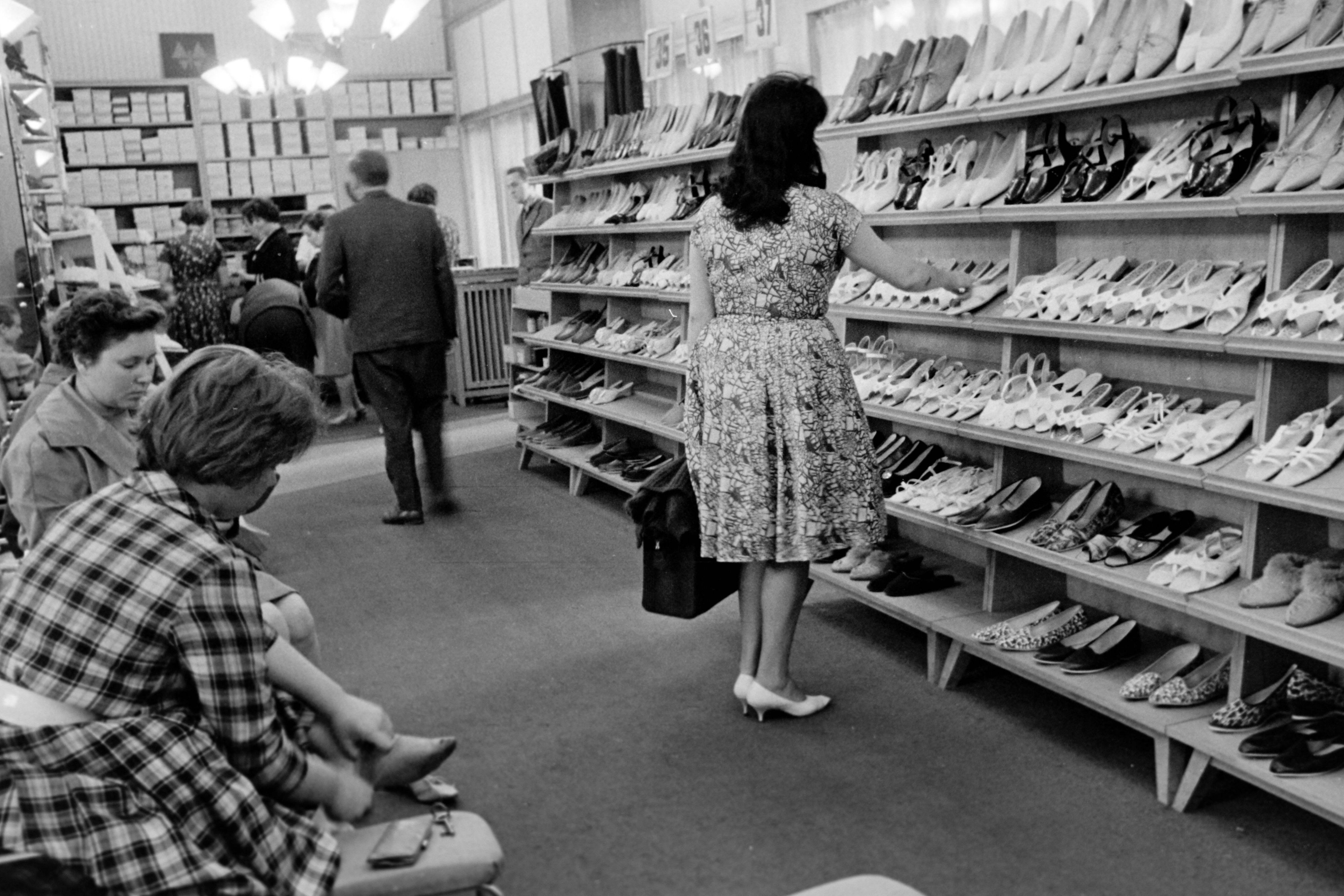 Schuhgeschäft Shoe Shop 1960er Jahre Historisches Bild und Foto: Kunden und Verkäufer in einem Schuhgeschäft in den 1960er Jahren Historical Image and Photography: Customers and salespeople in a shoe shop in the 1960s
