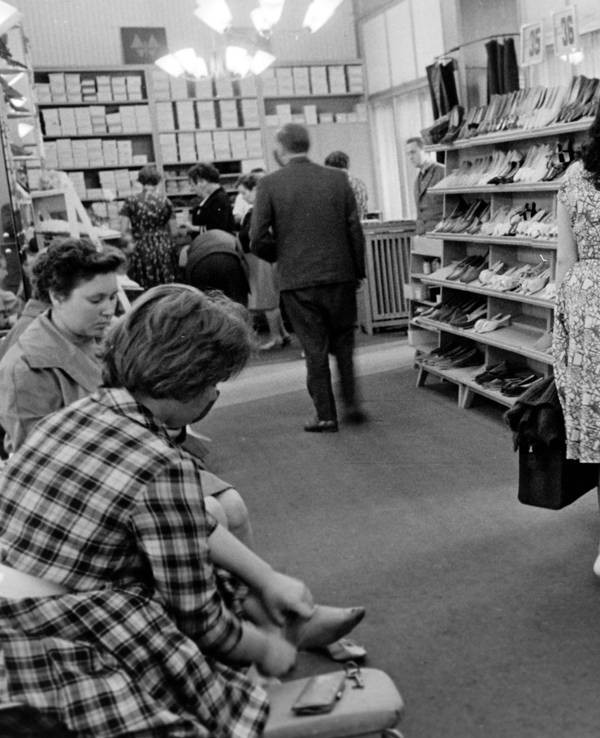 Schuhgeschäft Shoe Shop 1960er Jahre Historisches Bild und Foto: Kunden und Verkäufer in einem Schuhgeschäft in den 1960er Jahren Historical Image and Photography: Customers and salespeople in a shoe shop in the 1960s