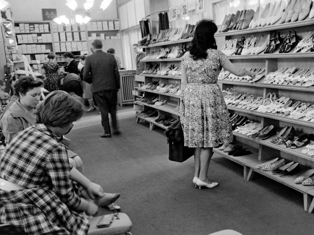 Schuhgeschäft Shoe Shop 1960er Jahre Historisches Bild und Foto: Kunden und Verkäufer in einem Schuhgeschäft in den 1960er Jahren Historical Image and Photography: Customers and salespeople in a shoe shop in the 1960s