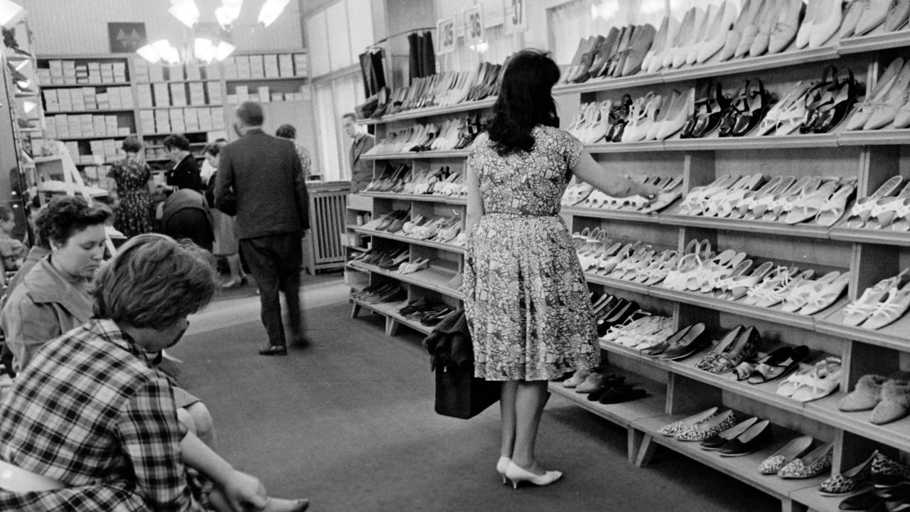 Schuhgeschäft Shoe Shop 1960er Jahre Historisches Bild und Foto: Kunden und Verkäufer in einem Schuhgeschäft in den 1960er Jahren Historical Image and Photography: Customers and salespeople in a shoe shop in the 1960s