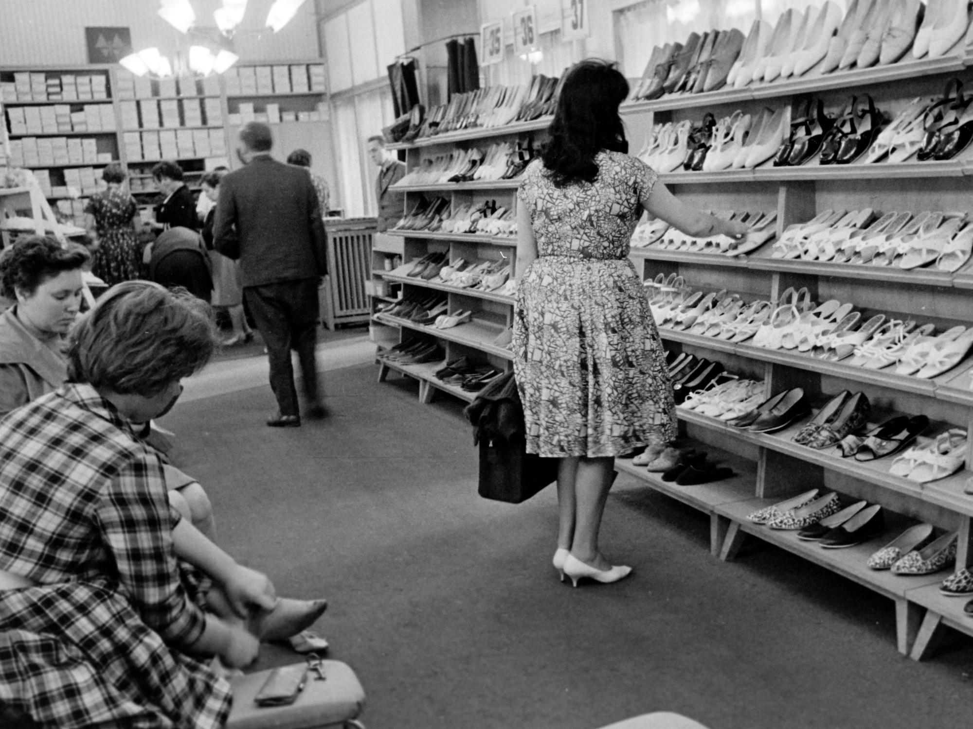Schuhgeschäft Shoe Shop 1960er Jahre Historisches Bild und Foto: Kunden und Verkäufer in einem Schuhgeschäft in den 1960er Jahren Historical Image and Photography: Customers and salespeople in a shoe shop in the 1960s