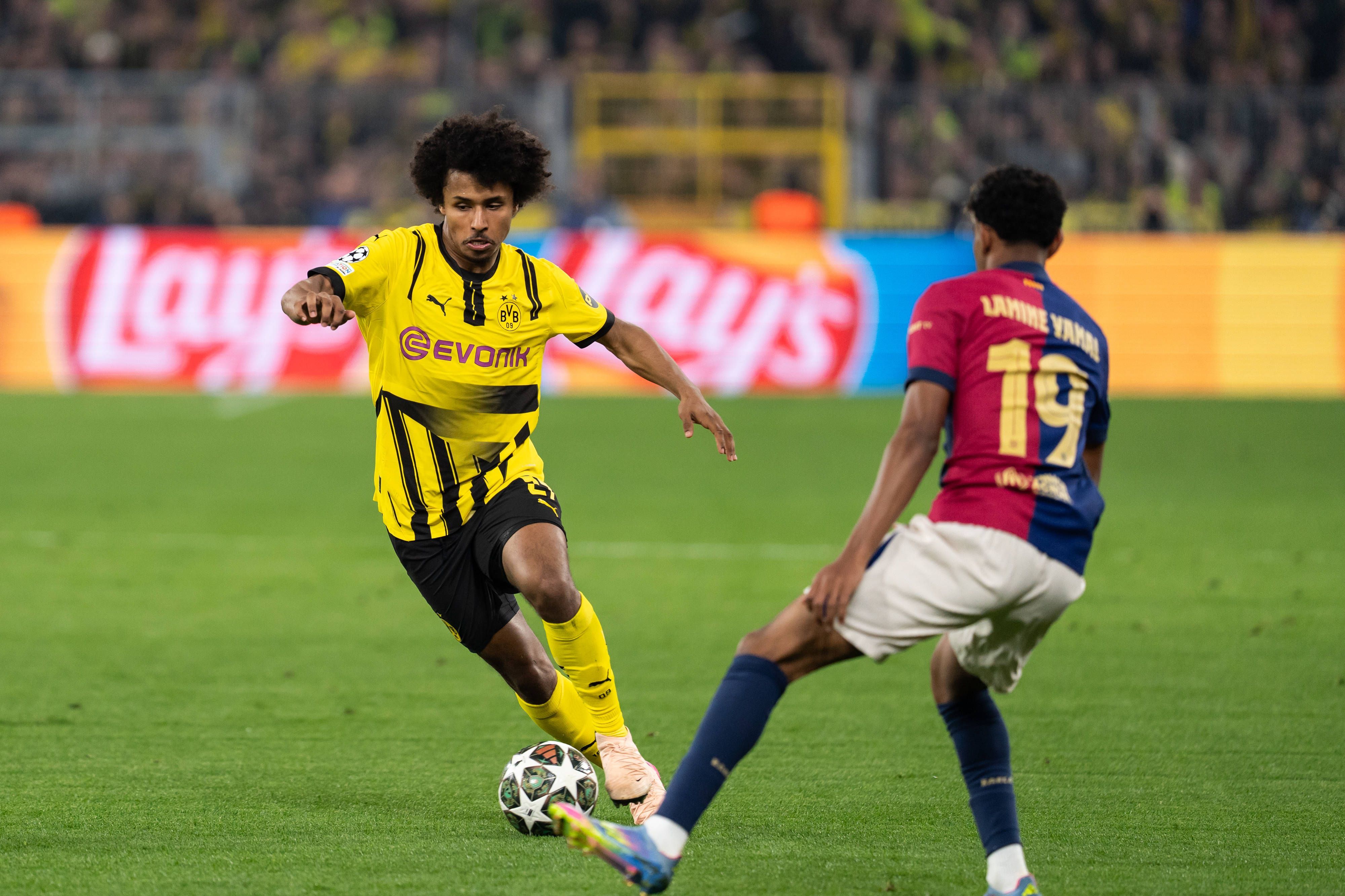 Karim Adeyemi geht gegen Lamine Yamal ins Dribbling.