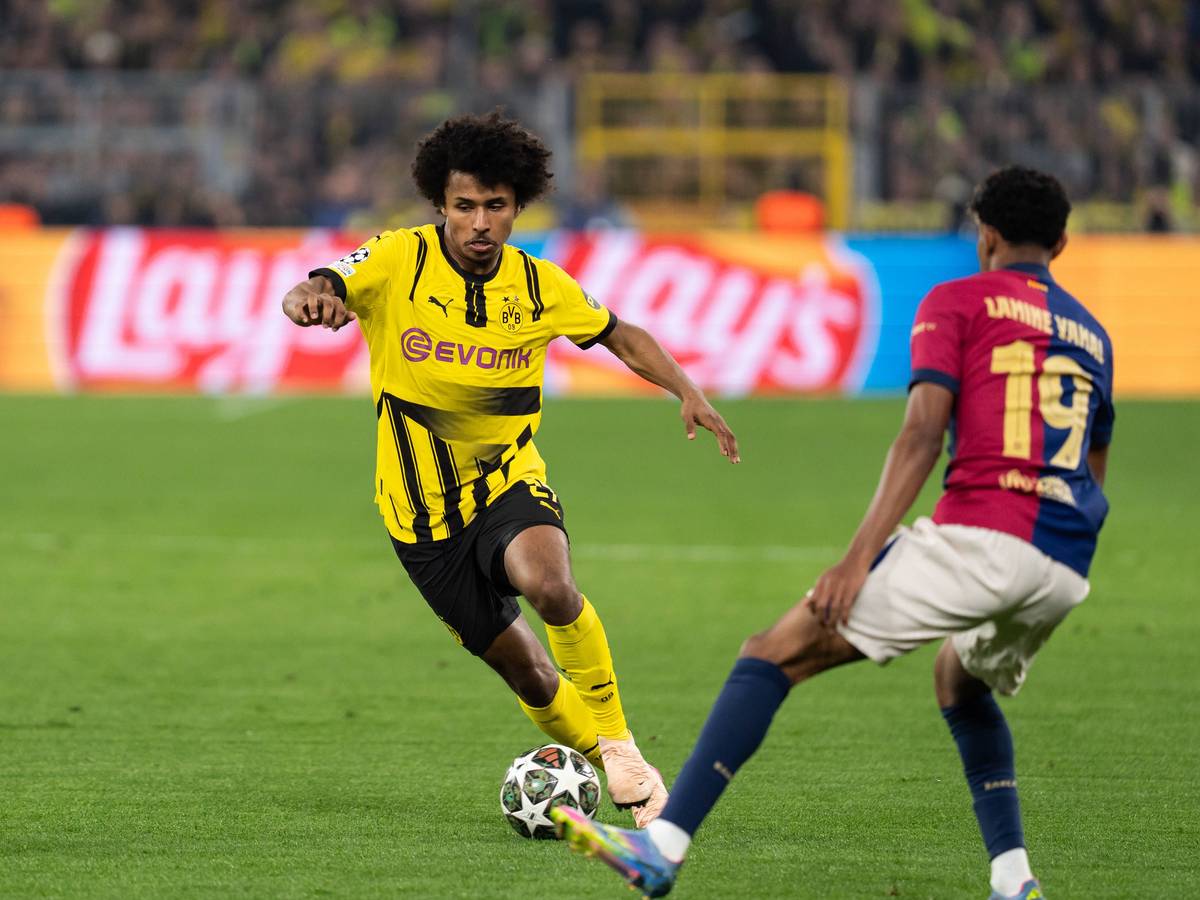Karim Adeyemi geht gegen Lamine Yamal ins Dribbling.