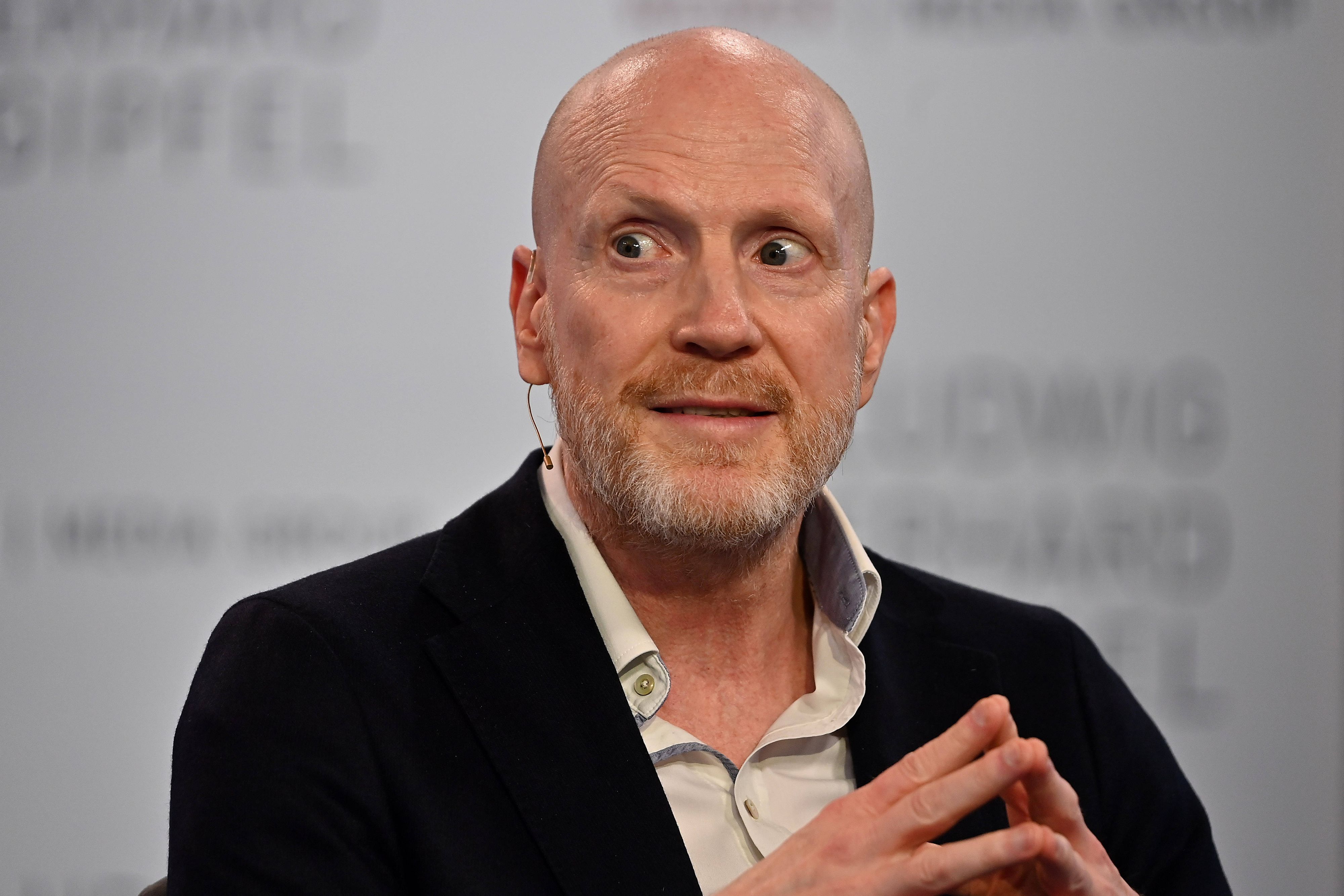 Matthias Sammer spricht auf einer Podiumsdiskussion.