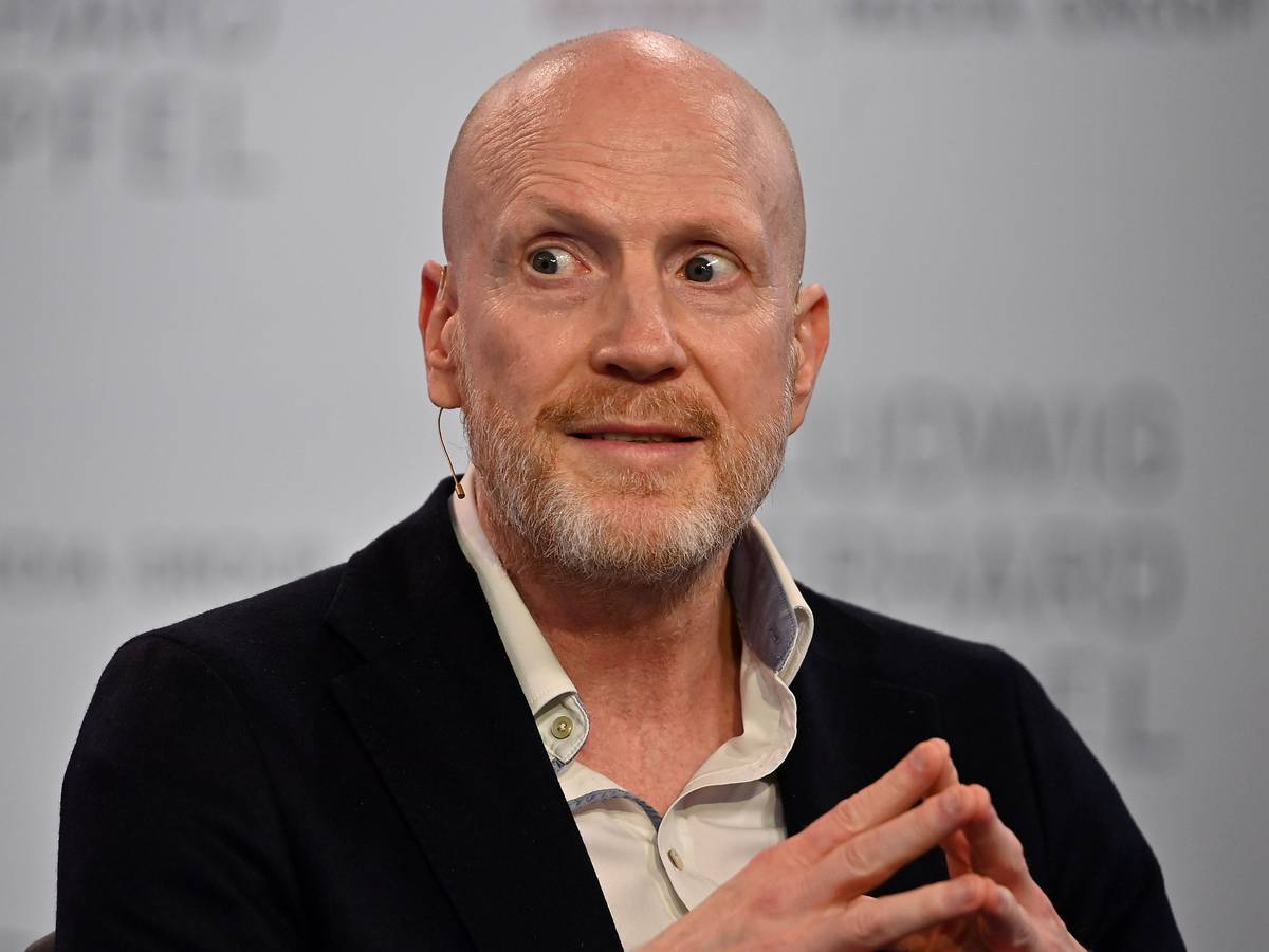 Matthias Sammer spricht auf einer Podiumsdiskussion.
