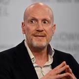 Matthias Sammer spricht auf einer Podiumsdiskussion.