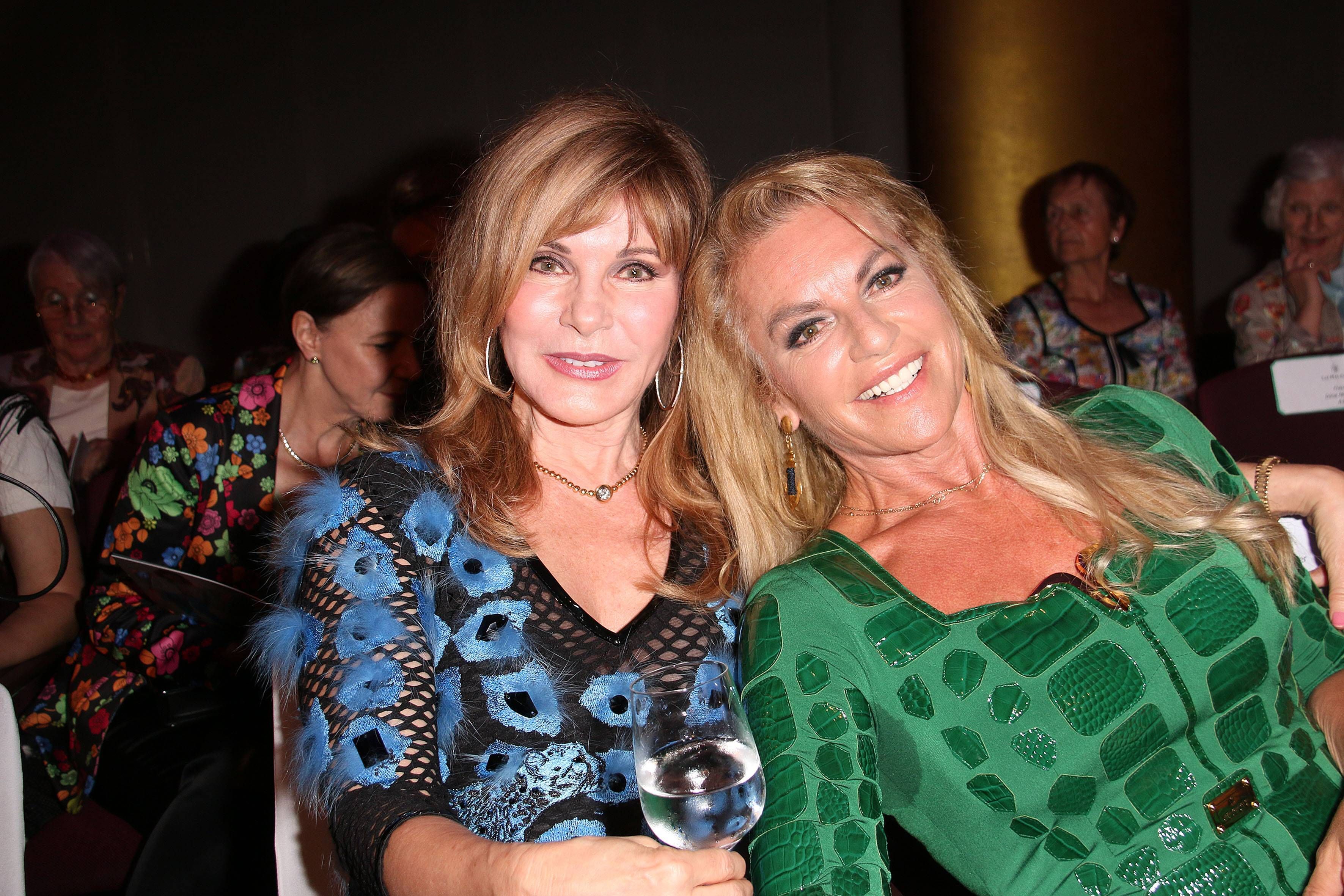 Deborah Sasson und Christine Neubauer bei der „Liz Malraux Unique“-Fashionshow in Hamburg.