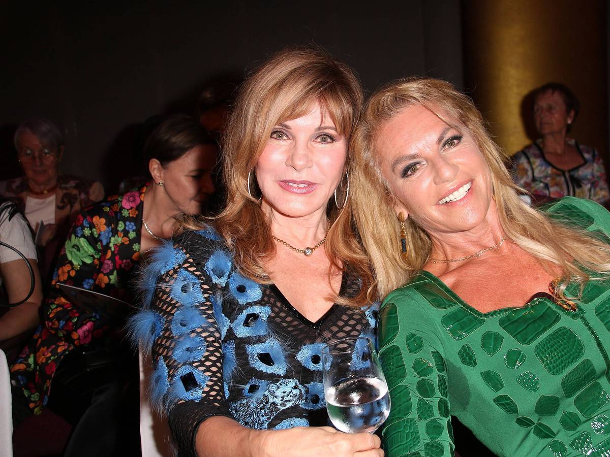 Deborah Sasson und Christine Neubauer bei der „Liz Malraux Unique“-Fashionshow in Hamburg.