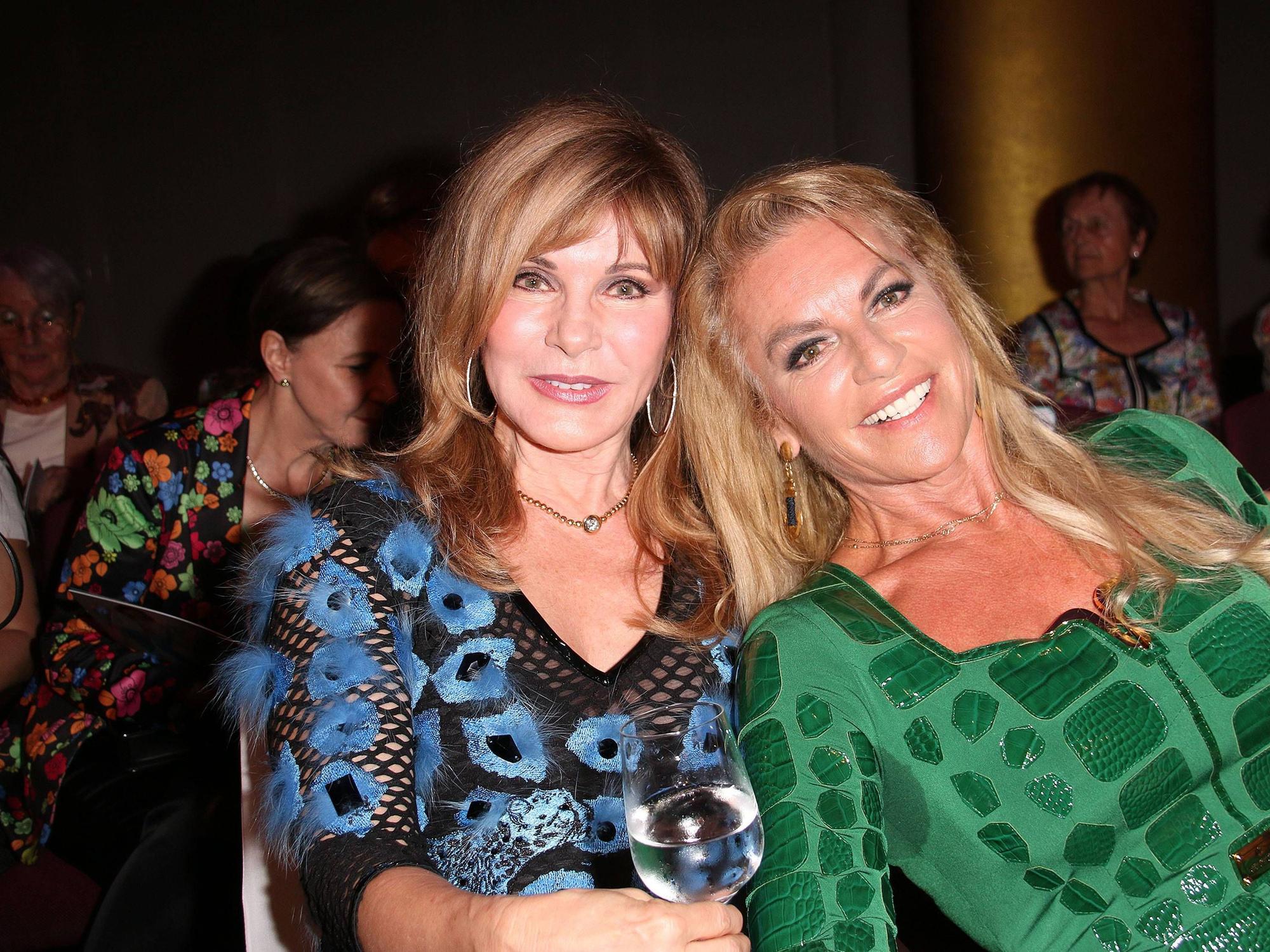 Deborah Sasson und Christine Neubauer bei der „Liz Malraux Unique“-Fashionshow in Hamburg.