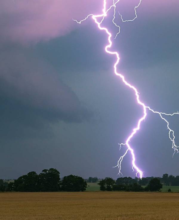 Ein Blitz leuchtet über einer Landschaft auf. (Symbolbild)