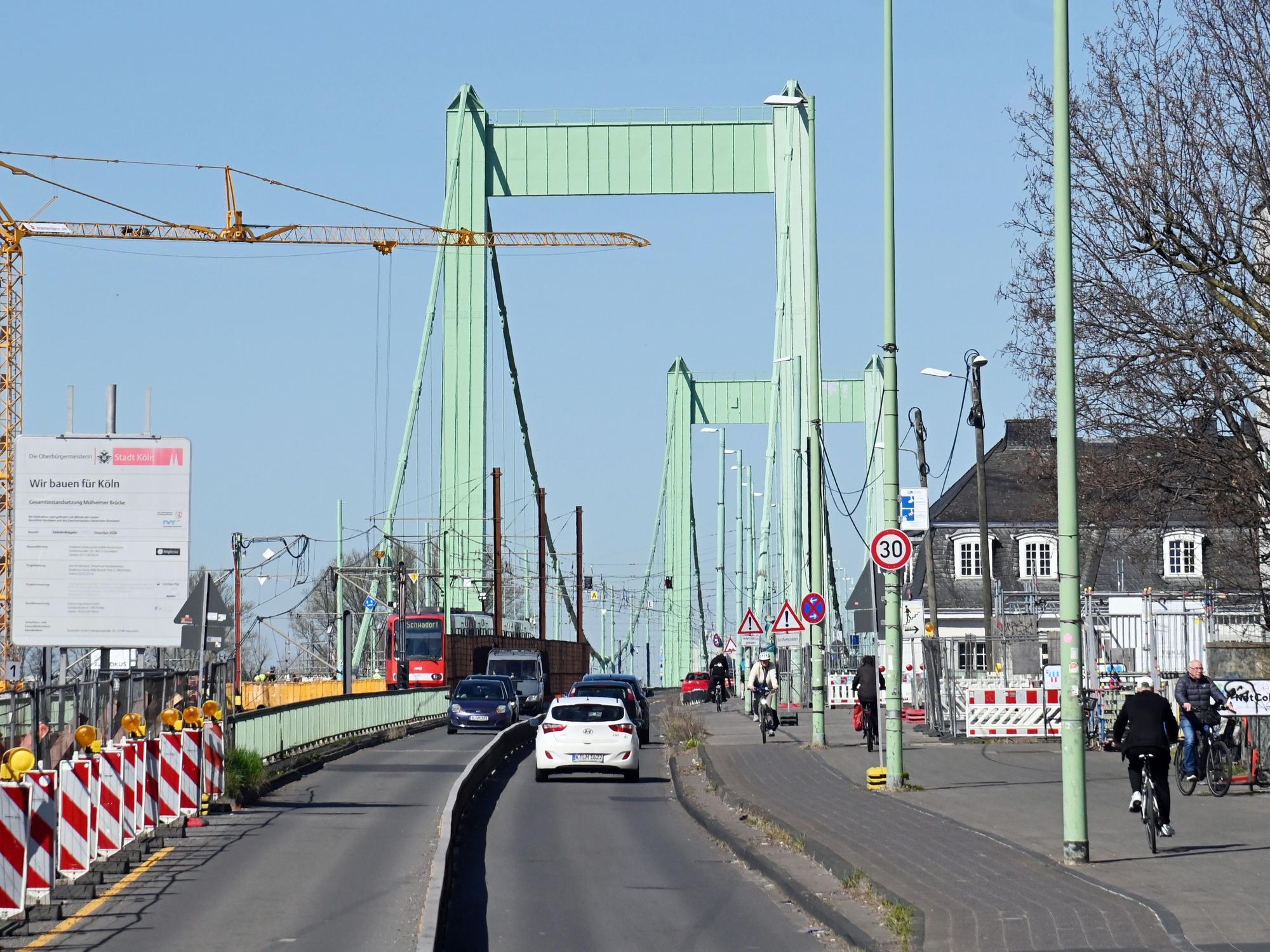 Die Generalsanierung der denkmalgeschützten Mülheimer Brücke läuft seit April 2018.