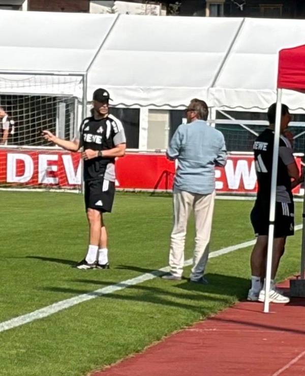 Rewe-Boss Lionel Souque hat dem 1. FC Köln im Trainingslager einen Besuch abgestattet.
