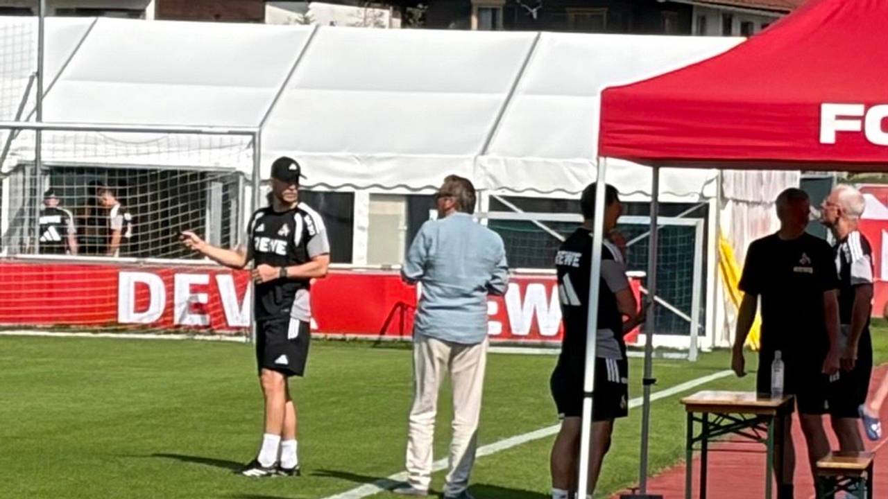 Rewe-Boss Lionel Souque hat dem 1. FC Köln im Trainingslager einen Besuch abgestattet.
