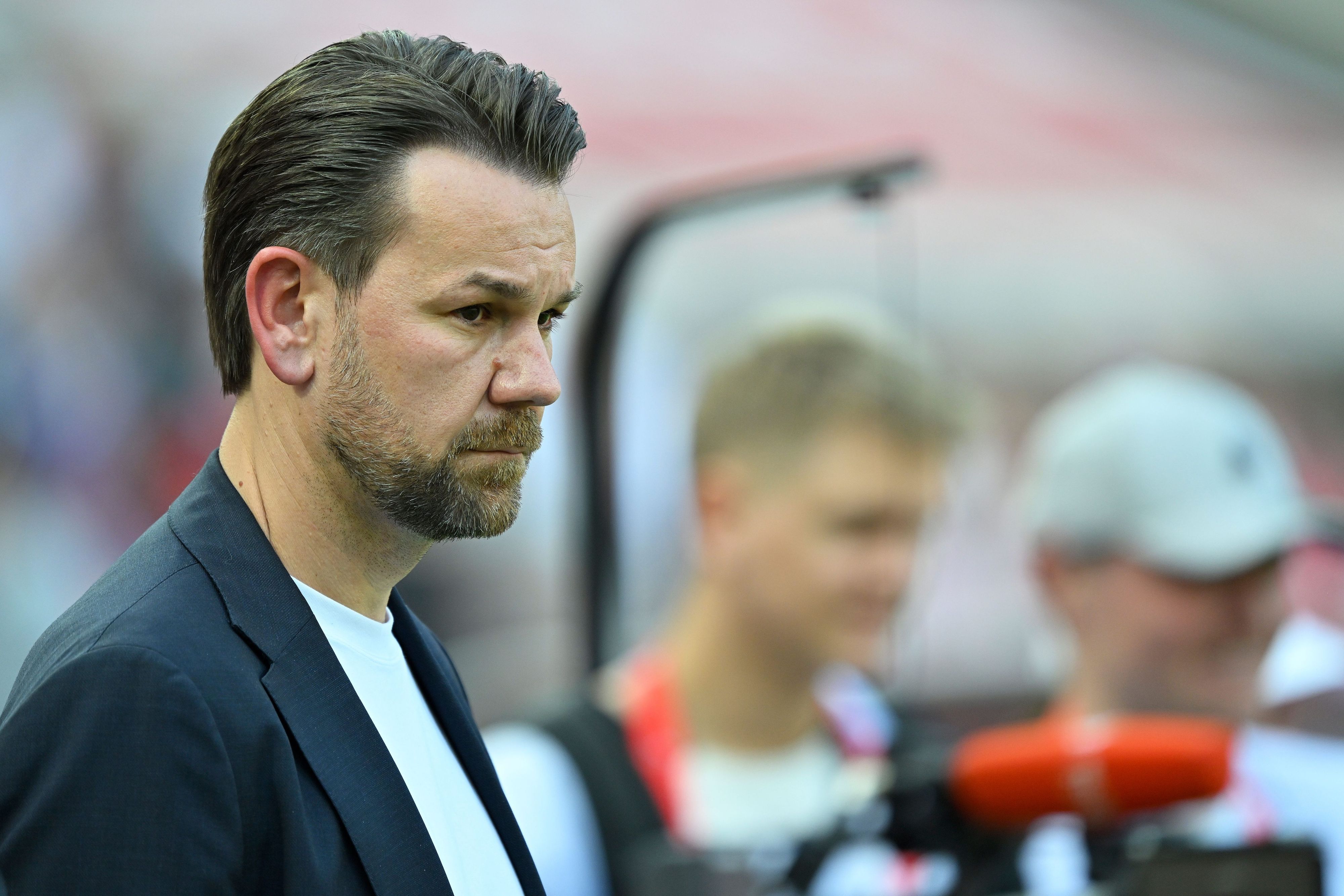 Kölns Sportboss Thomas Kessler steht im Stadion.