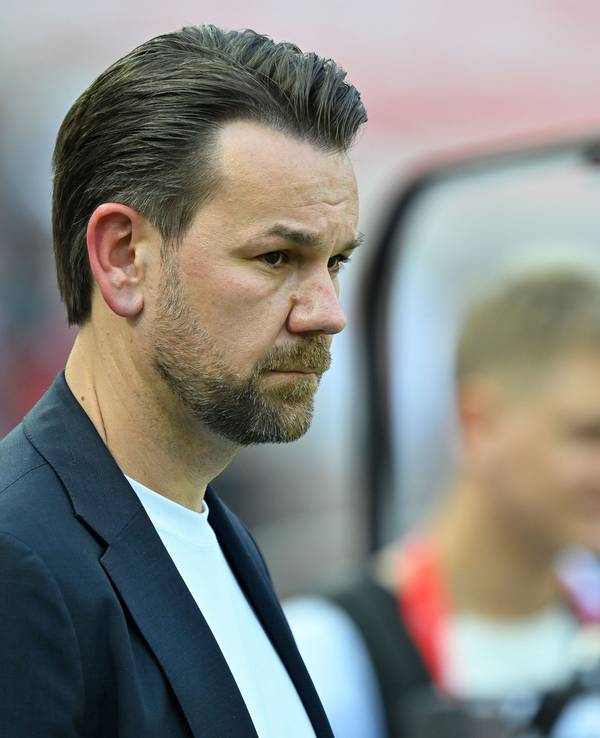 Kölns Sportboss Thomas Kessler steht im Stadion.