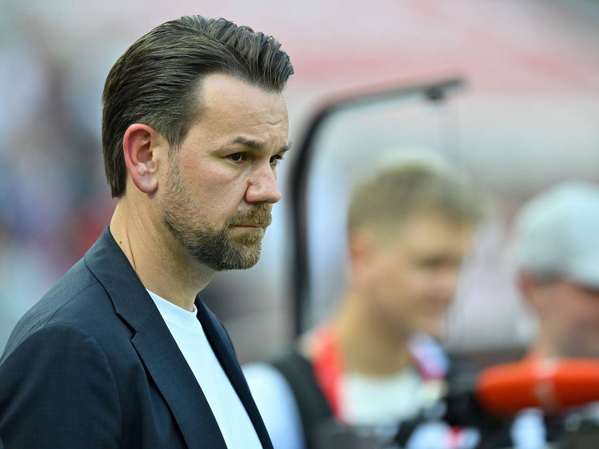 Kölns Sportboss Thomas Kessler steht im Stadion.