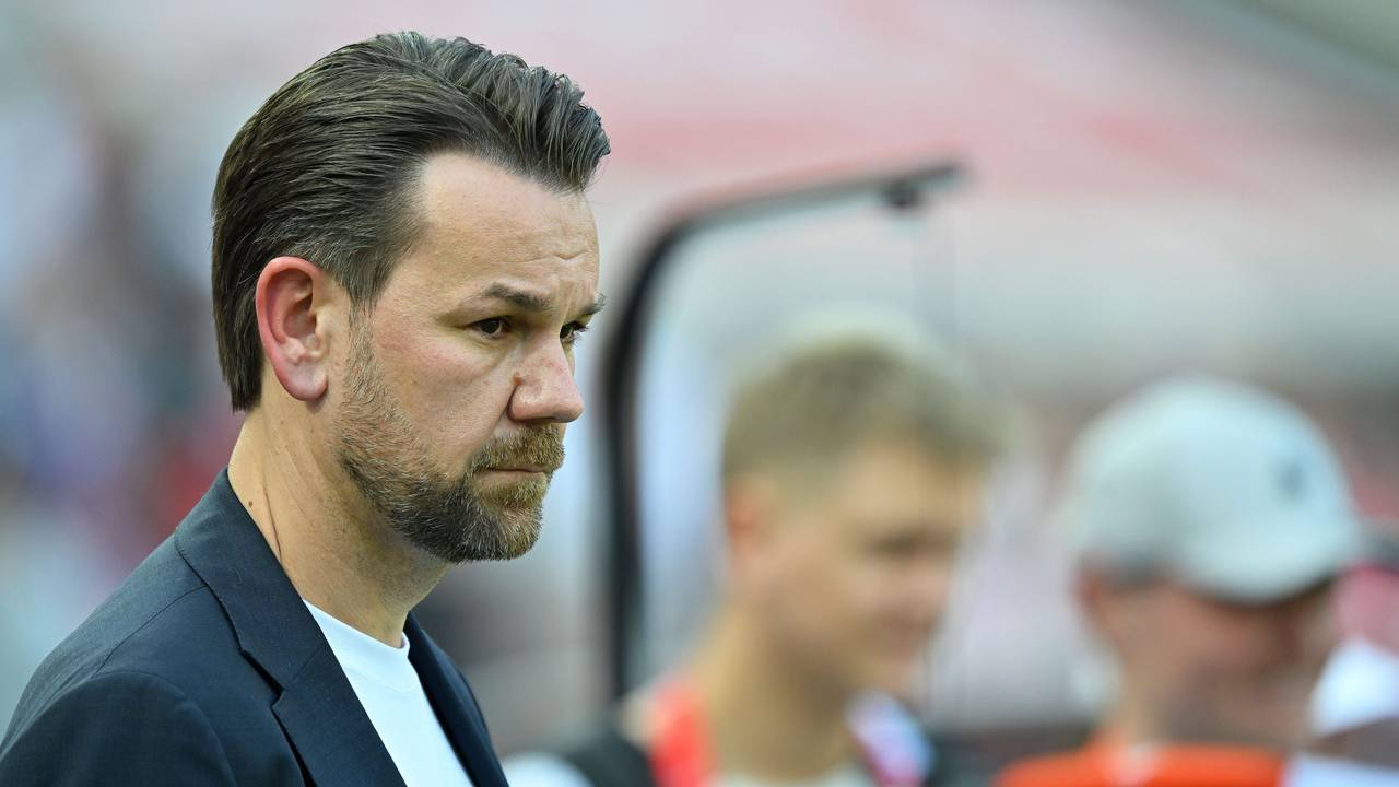 Kölns Sportboss Thomas Kessler steht im Stadion.