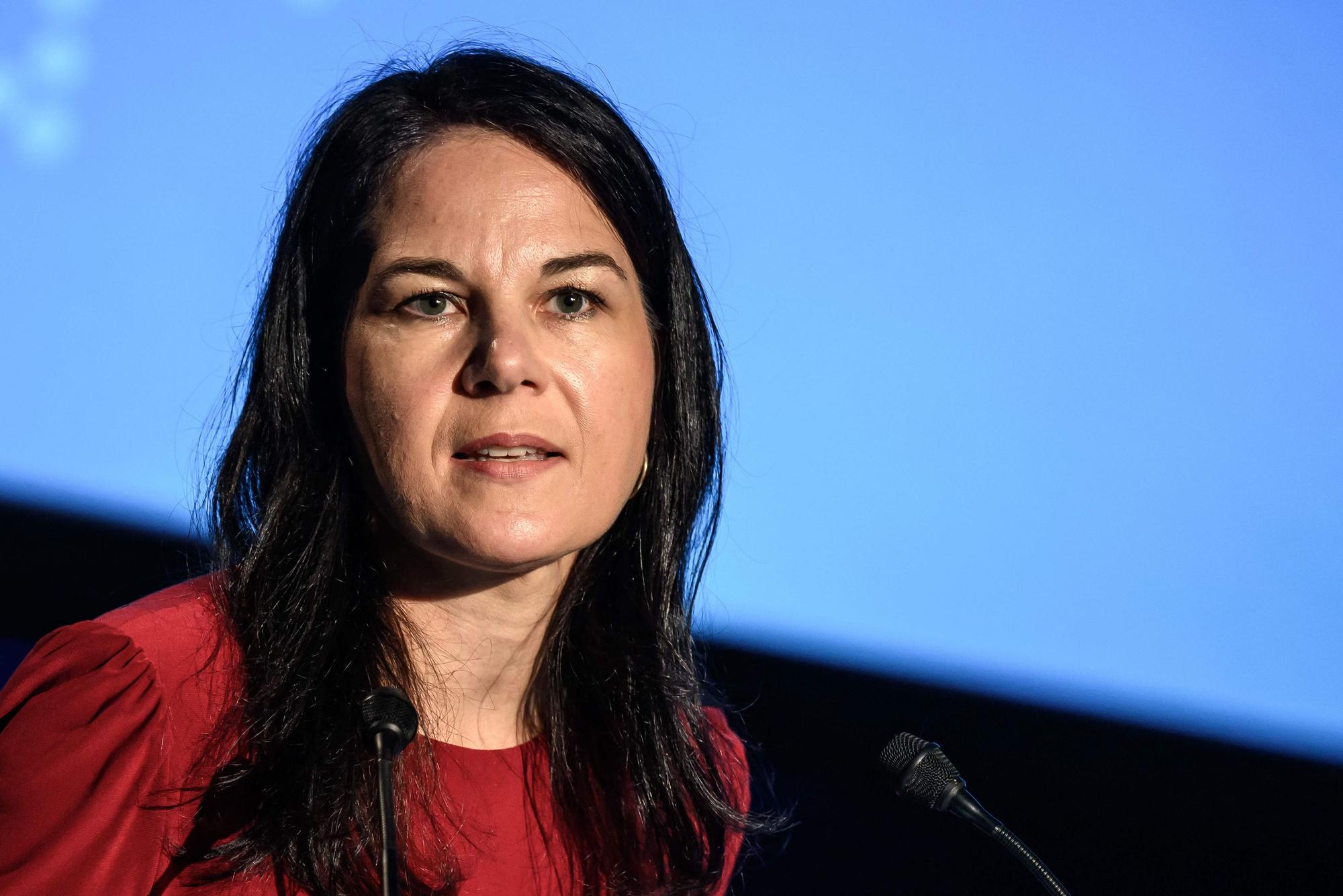 Annalena Baerbock, Präsidentin der Generalversammlung der Vereinten Nationen, hält im Palexpo während der Eröffnungszeremonie des „Global Dialogue on AI Governance“ eine Rede.