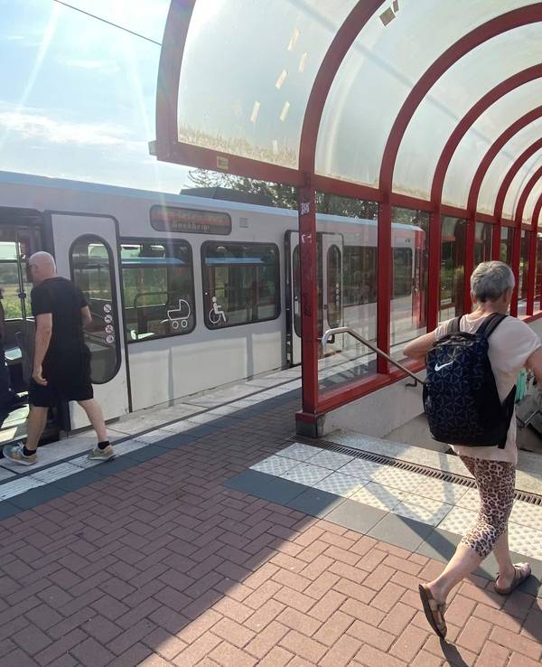 Zu sehen ist die Fußgängerunterführung an der Stadtbahnhaltestelle in Hürth-Fischenich.