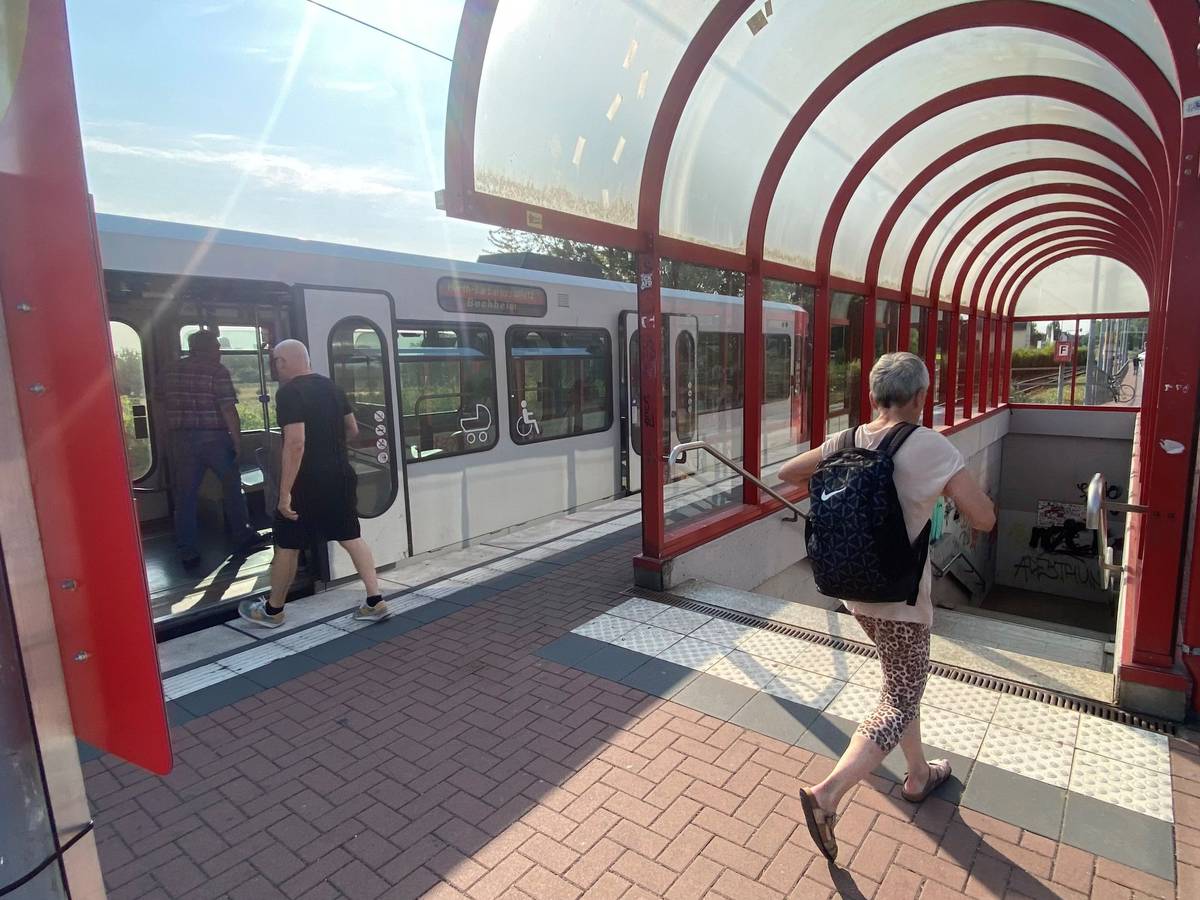 Zu sehen ist die Fußgängerunterführung an der Stadtbahnhaltestelle in Hürth-Fischenich.