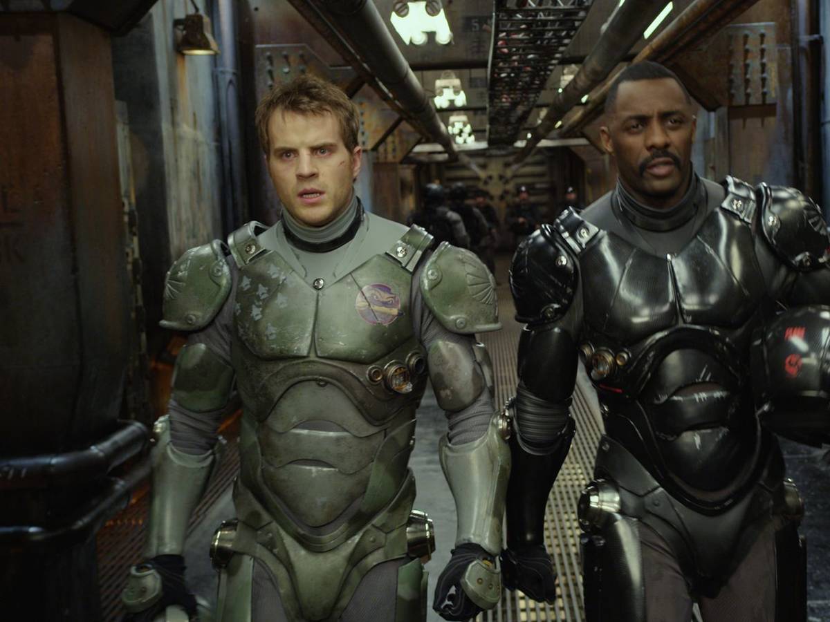 Pilot Becket (Charlie Hunnam, links, mit Idris Elba) kämpft für die Zukunft der Menschheit. (Bild: RTL / 2013 Warner Bros. Entertainment Inc. and Legendary Pictures Funding, LLC)