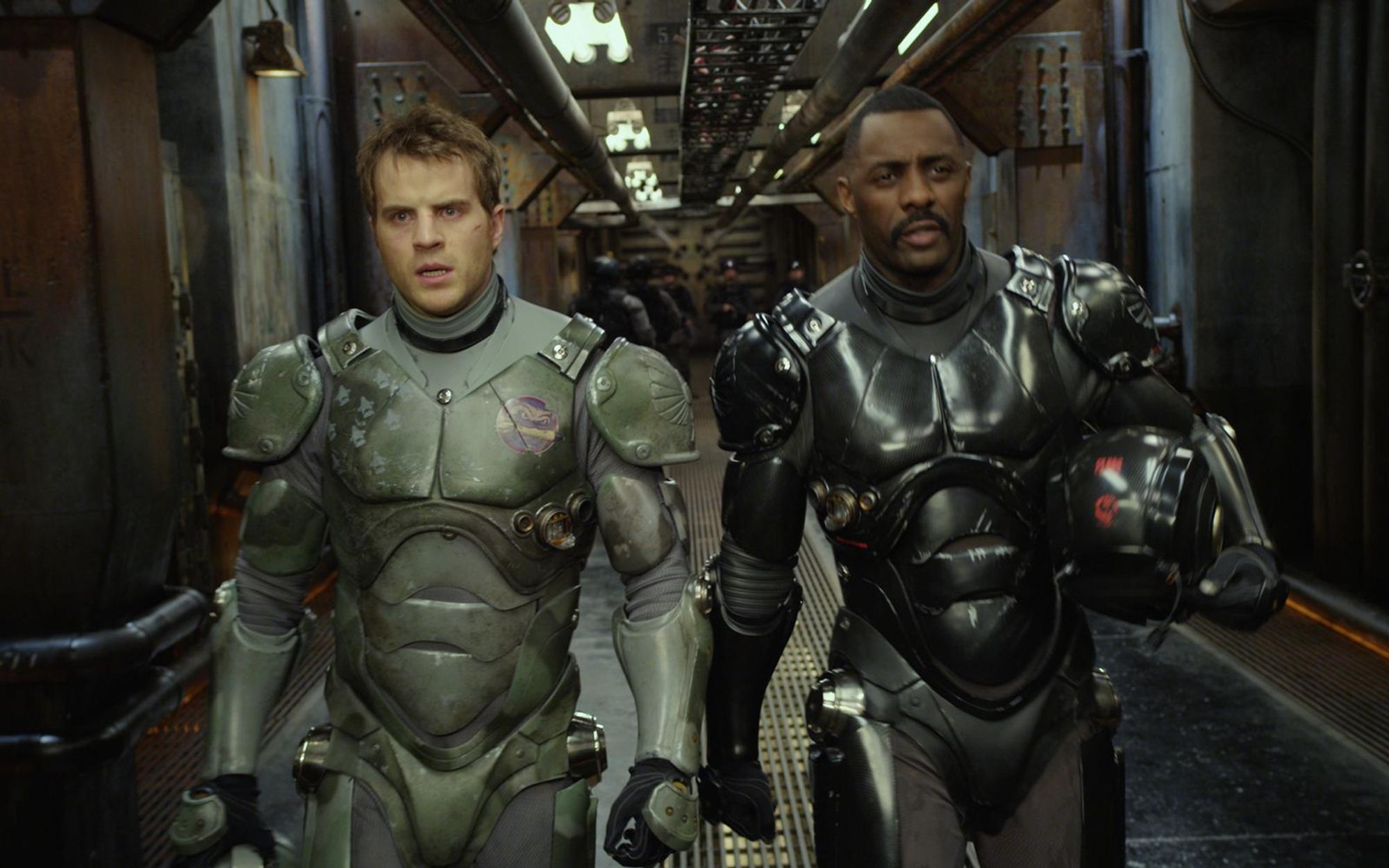 Pilot Becket (Charlie Hunnam, links, mit Idris Elba) kämpft für die Zukunft der Menschheit. (Bild: RTL / 2013 Warner Bros. Entertainment Inc. and Legendary Pictures Funding, LLC)
