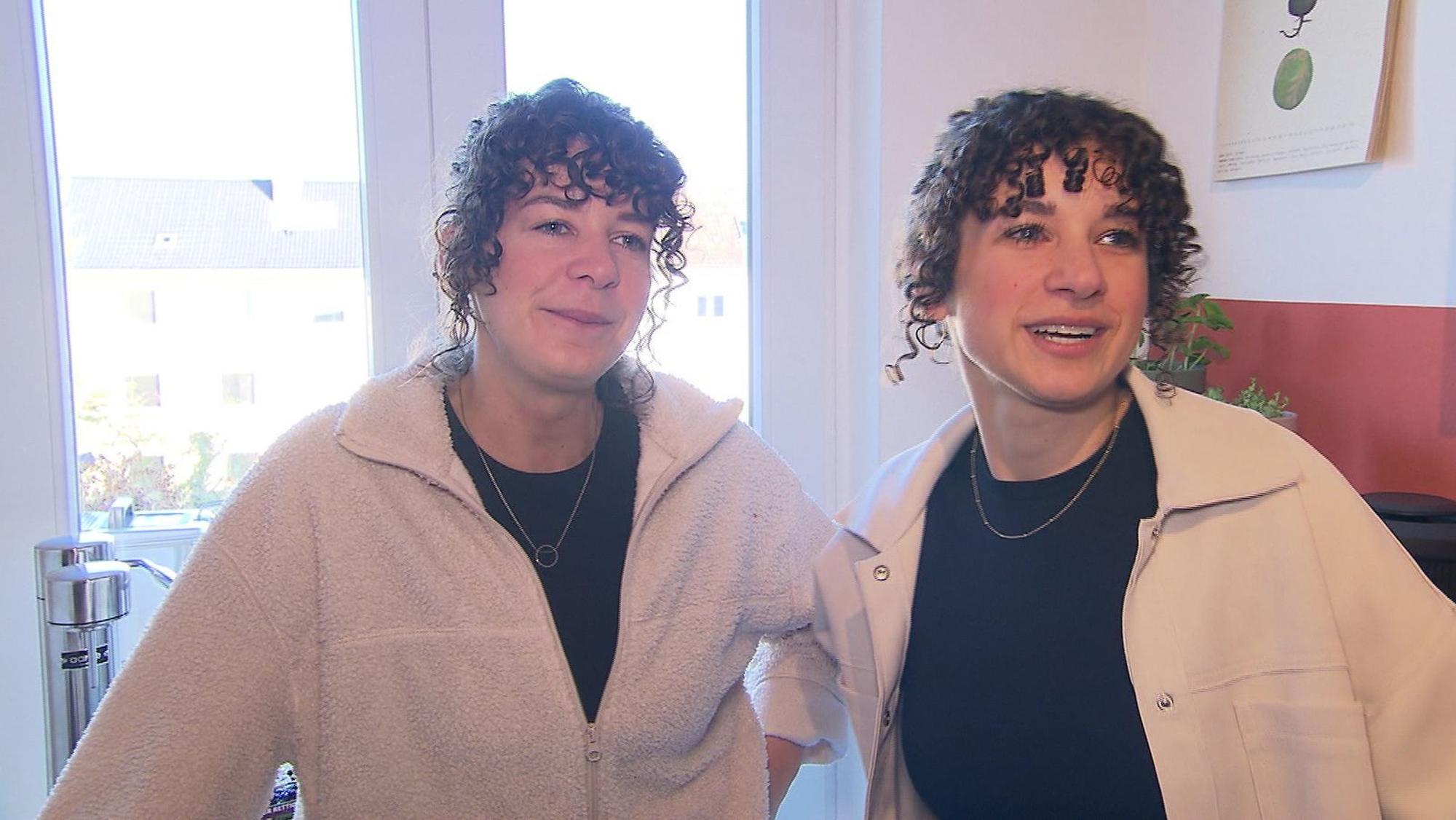 Keine Zwillinge, aber verblüffend ähnlich: Julia (34, links) und ihre Schwester Verena (32). (Bild: RTL)