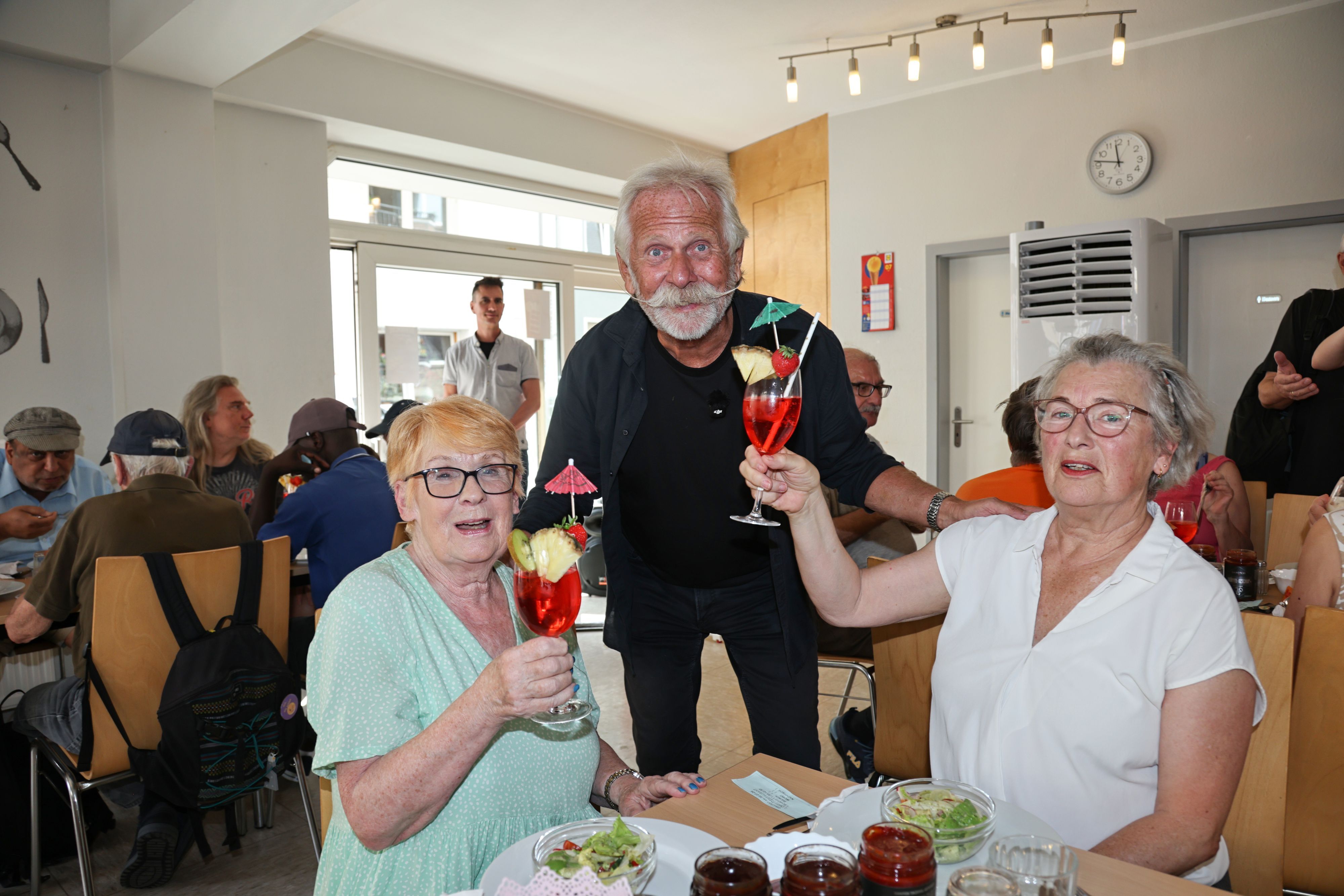 Henning Krautmacher serviert im Lobby-Restaurant Cocktails.