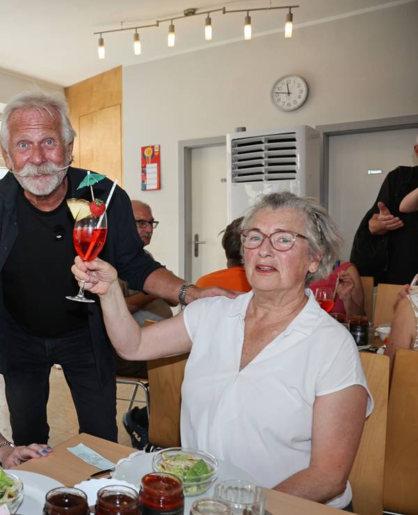 Henning Krautmacher serviert im Lobby-Restaurant Cocktails.