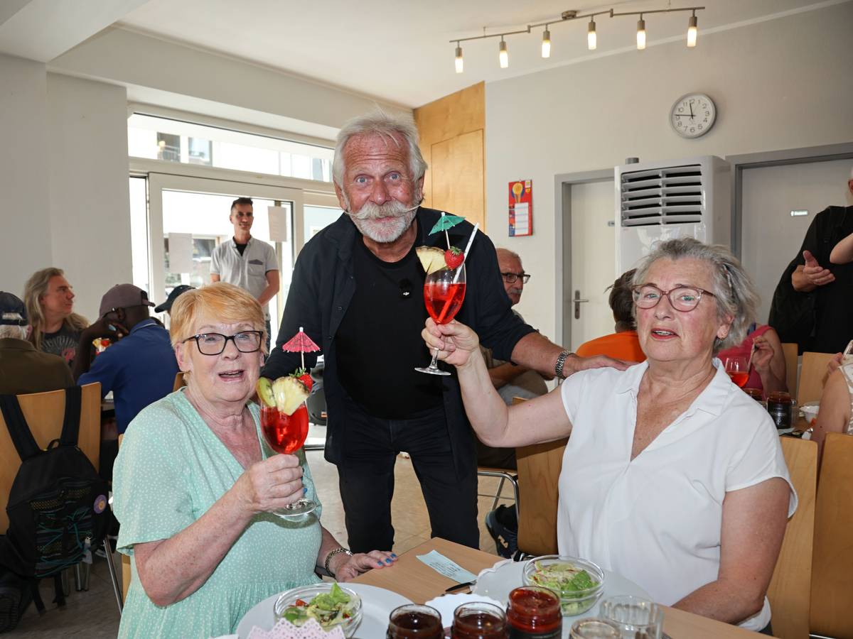 Henning Krautmacher serviert im Lobby-Restaurant Cocktails.