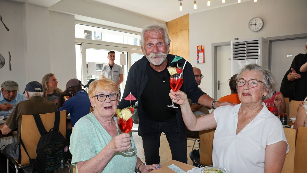 Henning Krautmacher serviert im Lobby-Restaurant Cocktails.