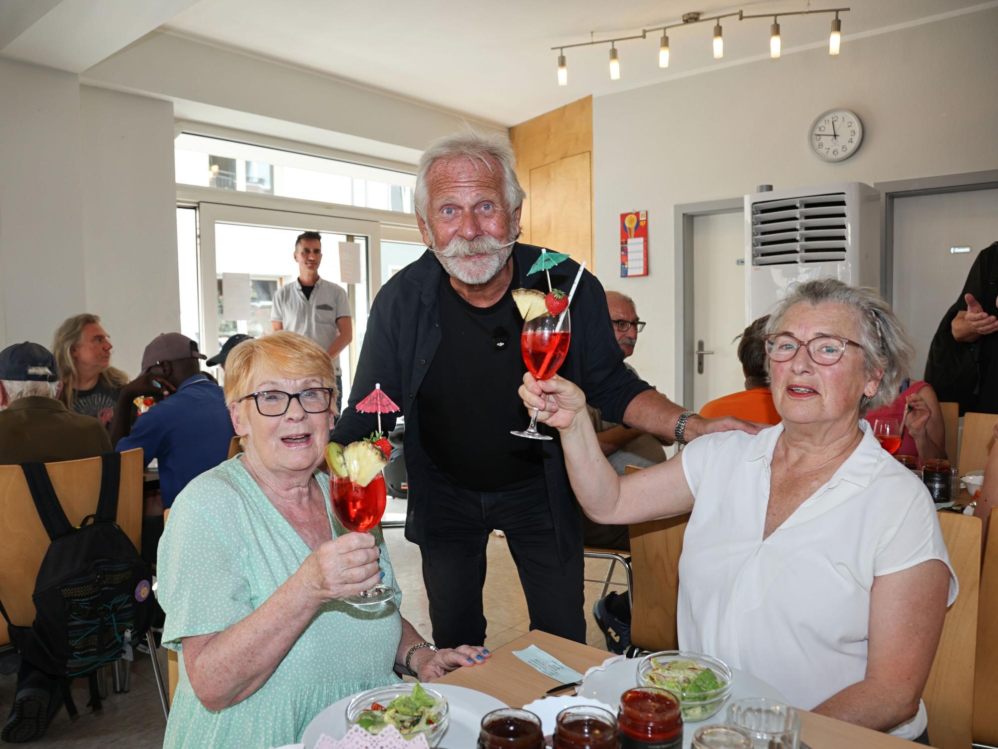 Henning Krautmacher serviert im Lobby-Restaurant Cocktails.