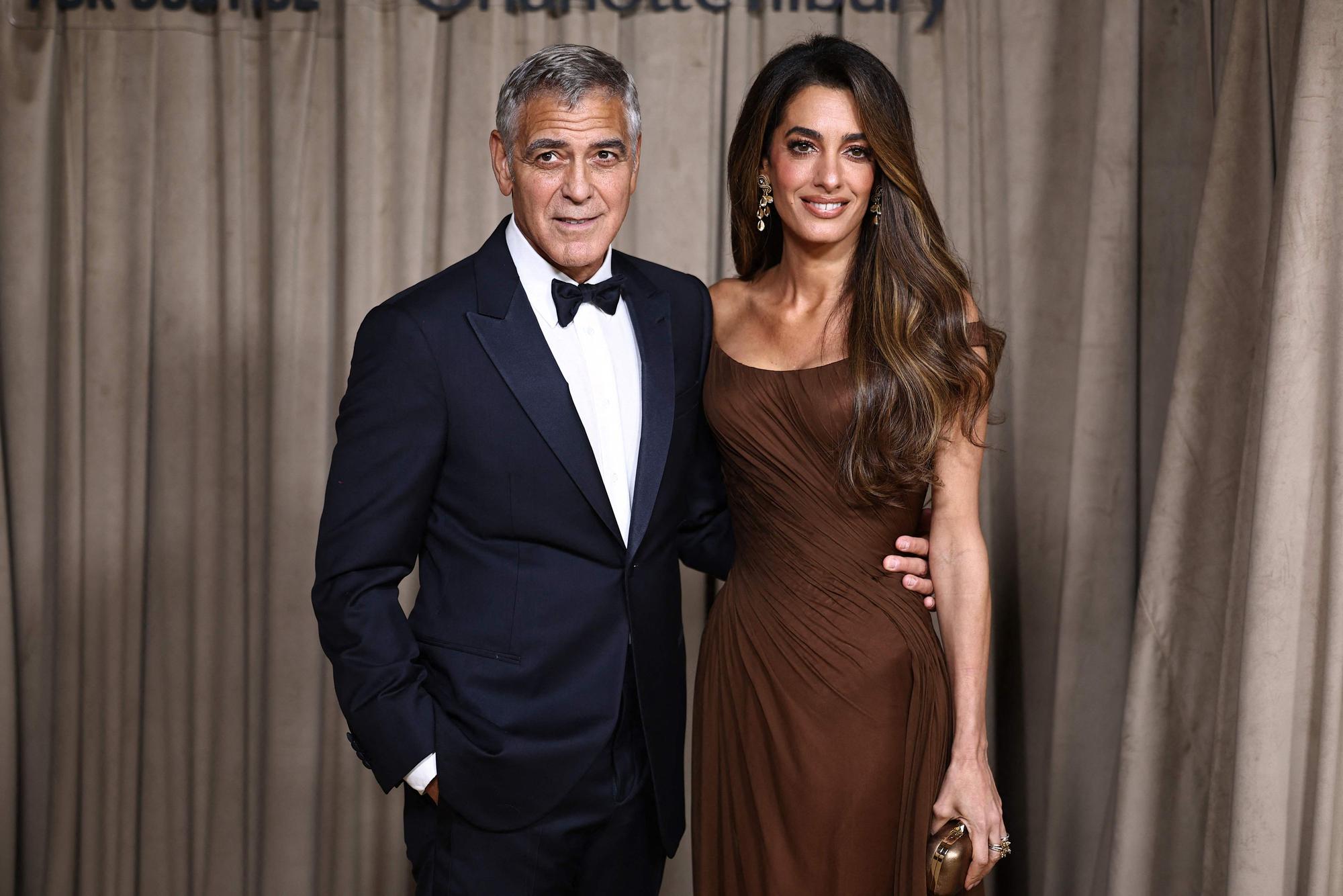George Clooney und seine Ehefrau Jamal auf dem roten Teppich.
