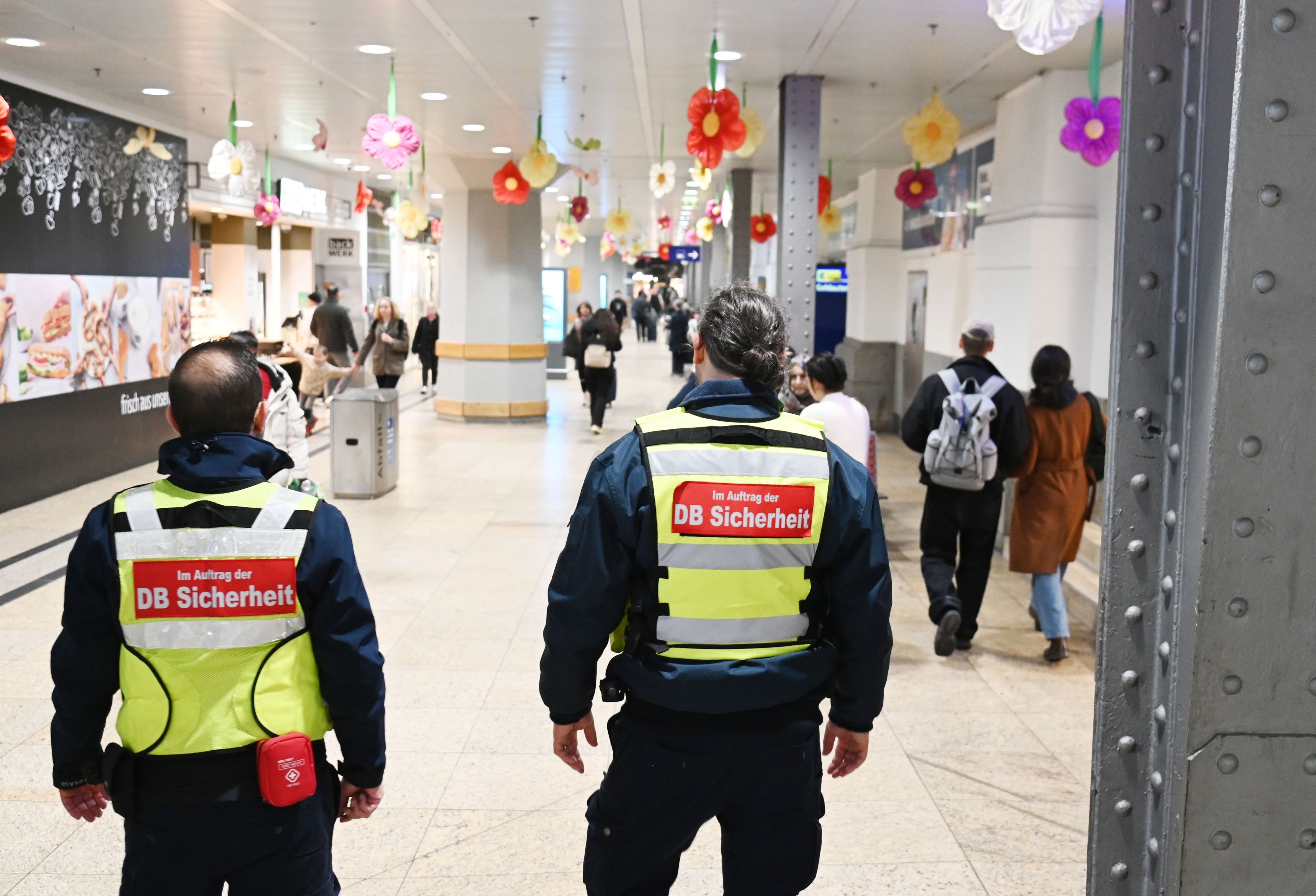 Im Hauptbahnhof gilt jetzt ein Alkoholverbot. Die DB Sicherheit soll es umsetzen.
