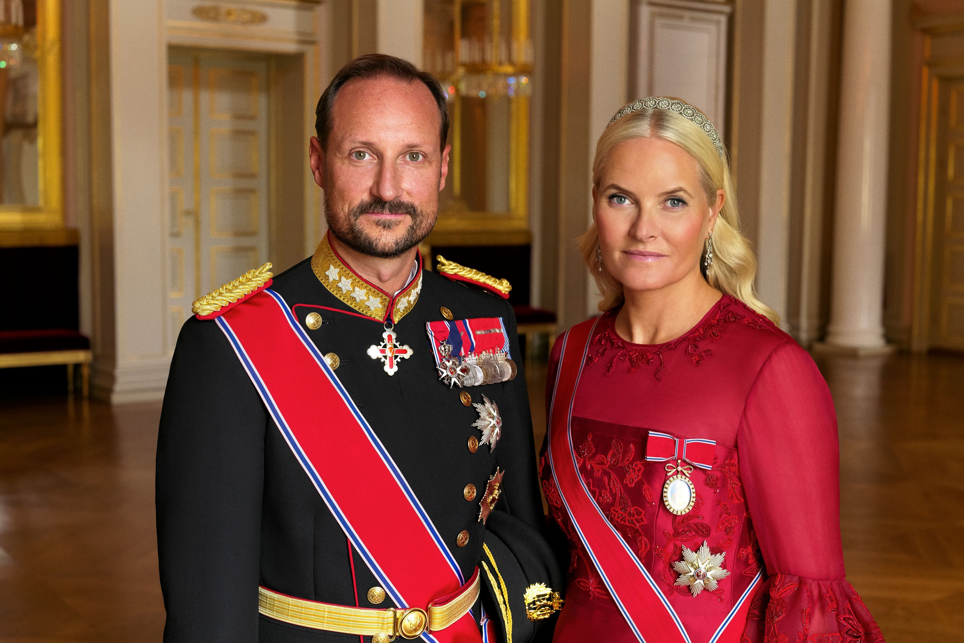 Kronprinzessin Mette-Marit mit Kronprinz Haakon posieren.