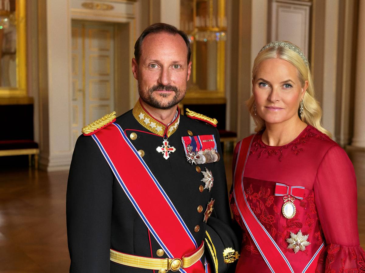 Kronprinzessin Mette-Marit mit Kronprinz Haakon posieren.