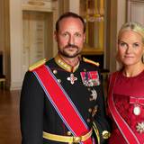 Kronprinzessin Mette-Marit mit Kronprinz Haakon posieren.