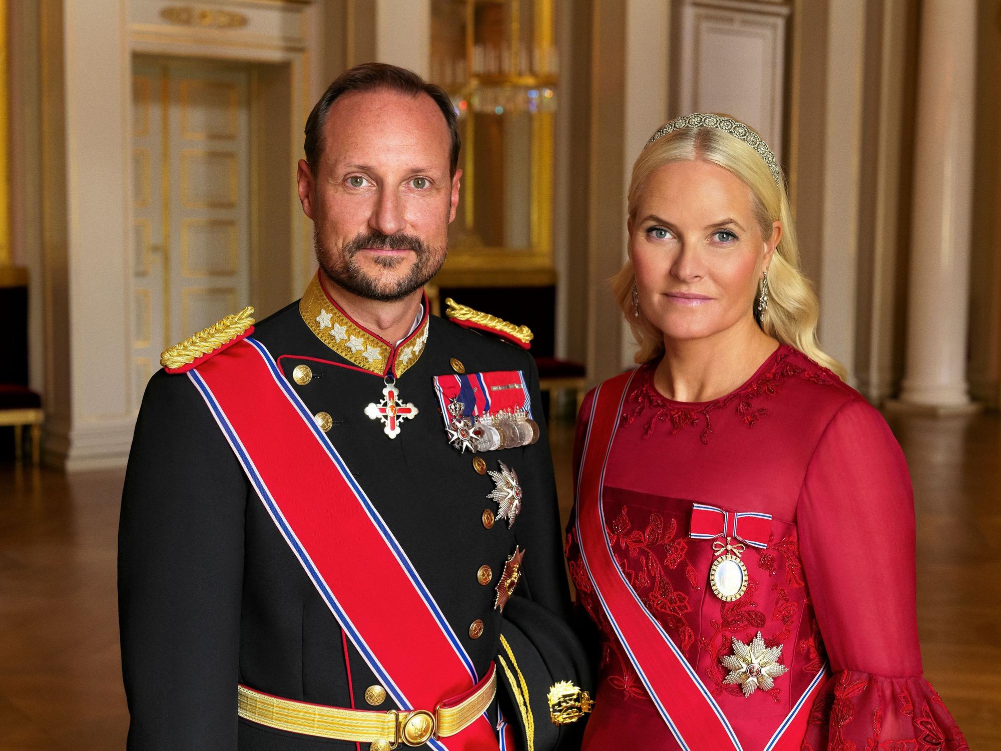 Kronprinzessin Mette-Marit mit Kronprinz Haakon posieren.